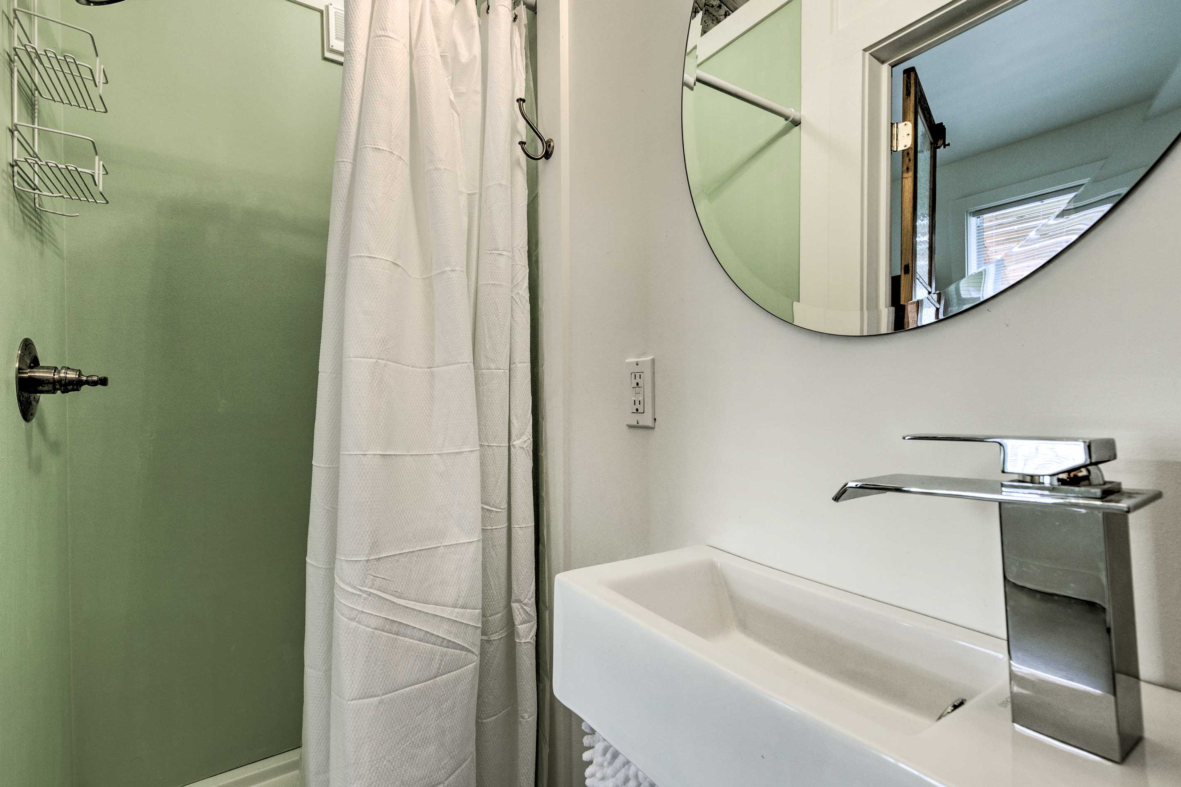 Full Bathroom | Towels Provided