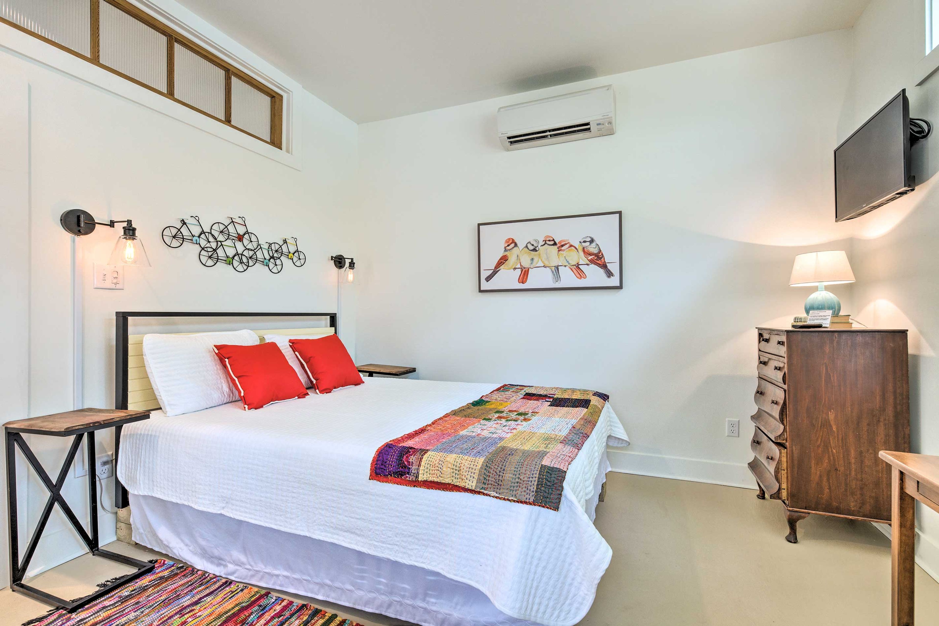 Bedroom | Queen Bed | Linens Provided