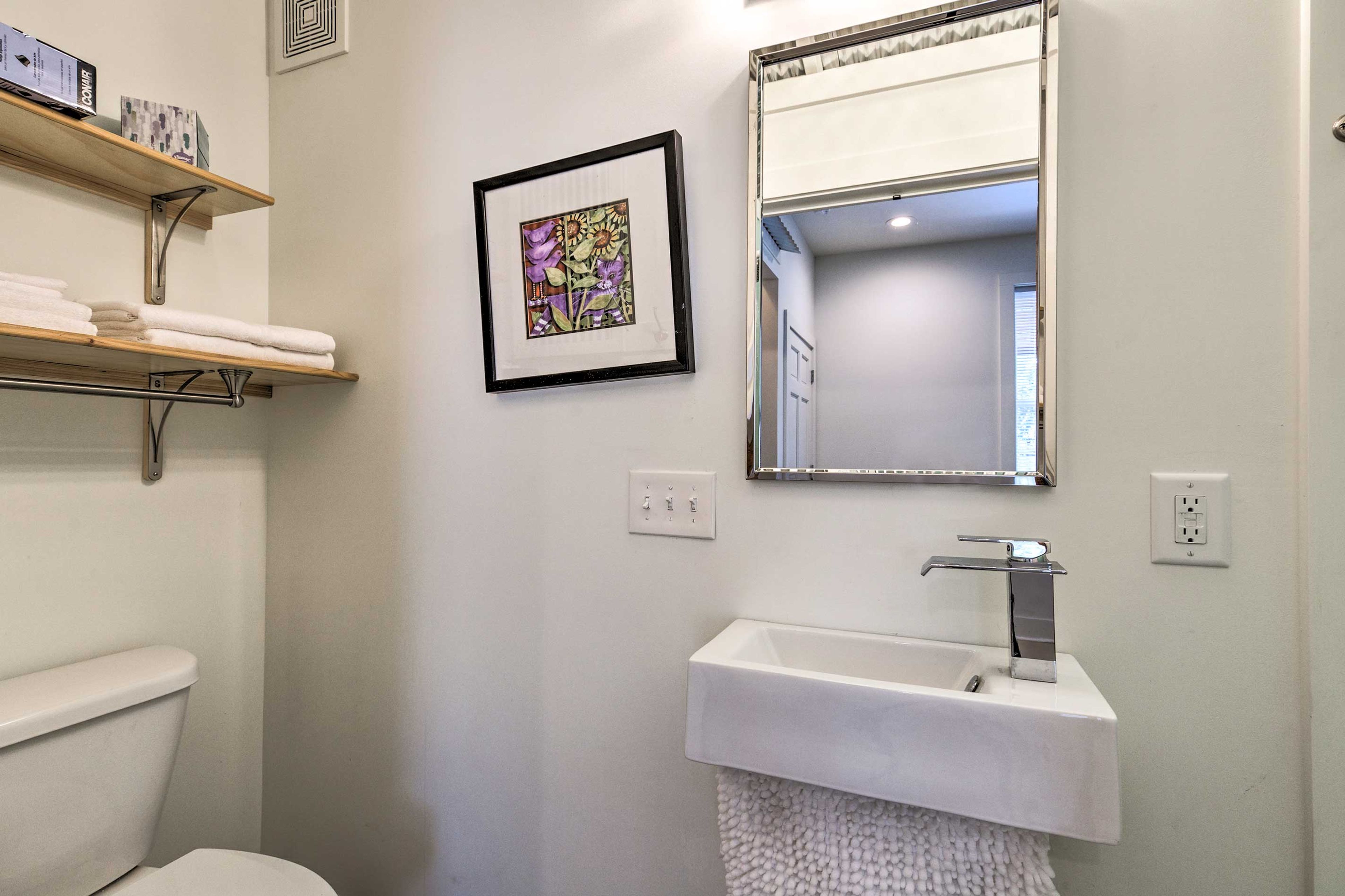 Full Bathroom | Towels Provided