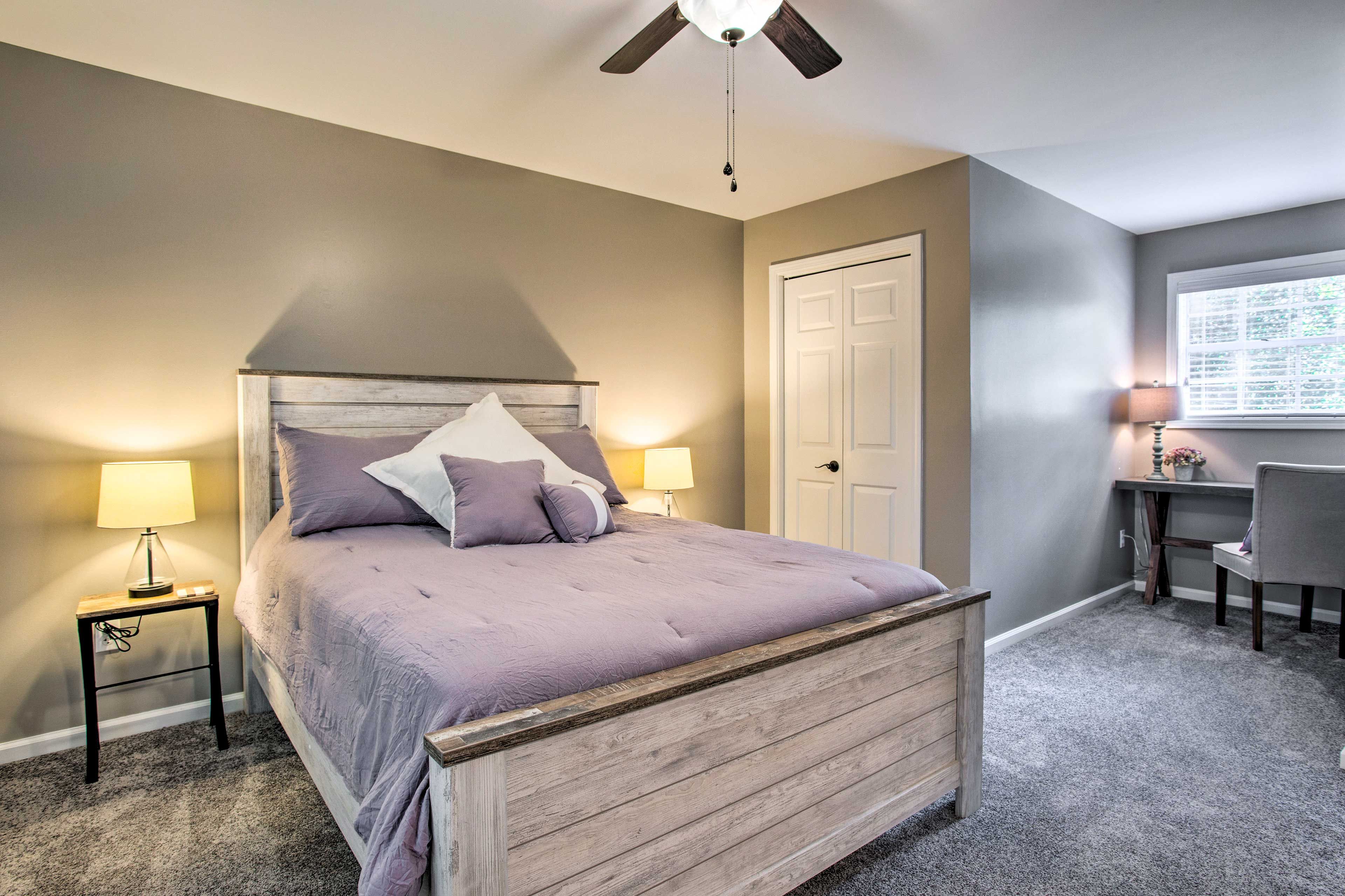 Bedroom 2 | Queen Bed | Desk