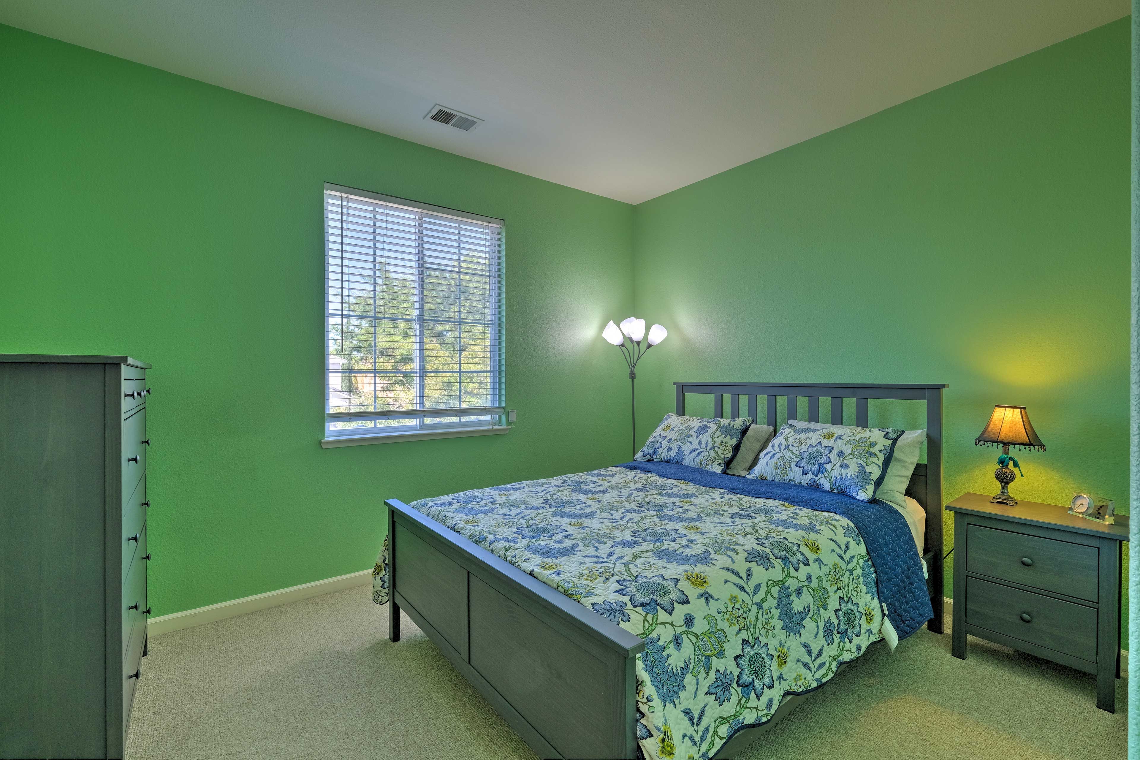 This bedroom is equipped with a queen-sized bed.