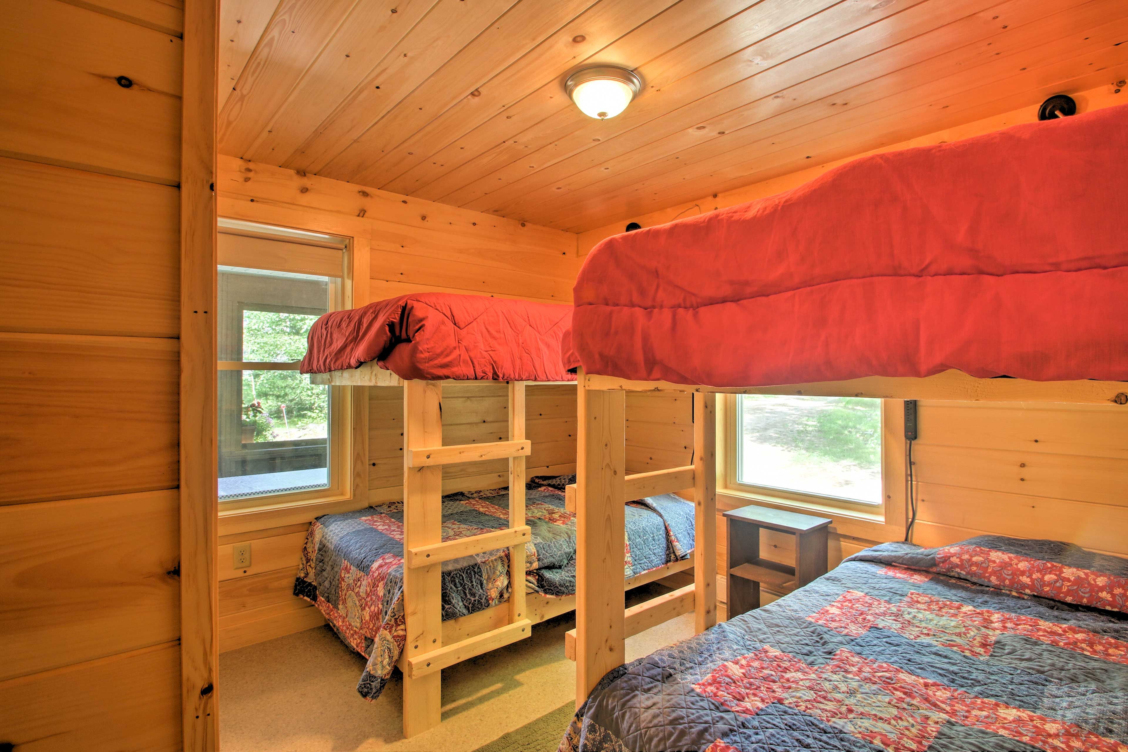 Sleep 4 with the dual bunk beds.