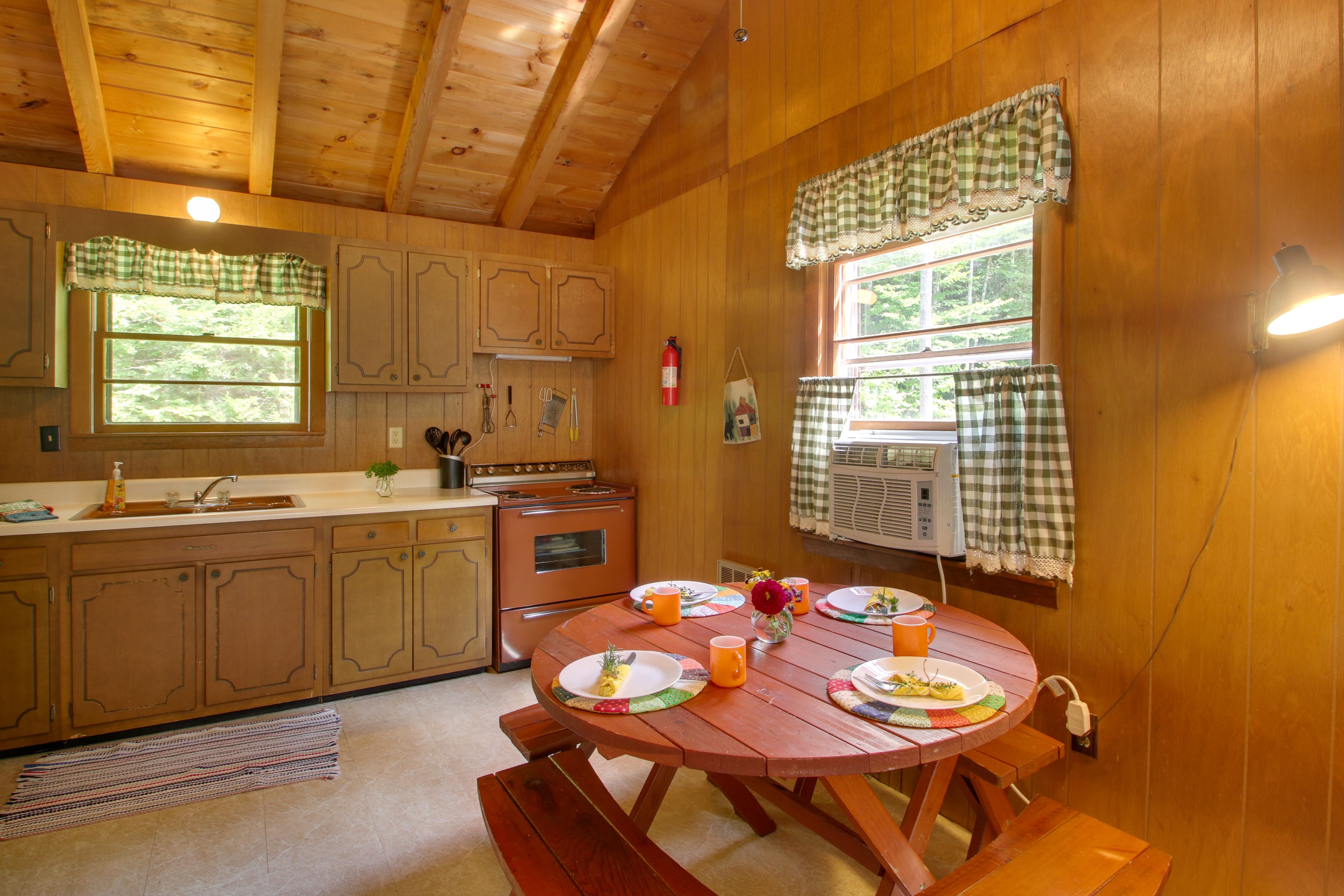 Dining Area | Dishes & Flatware Provided