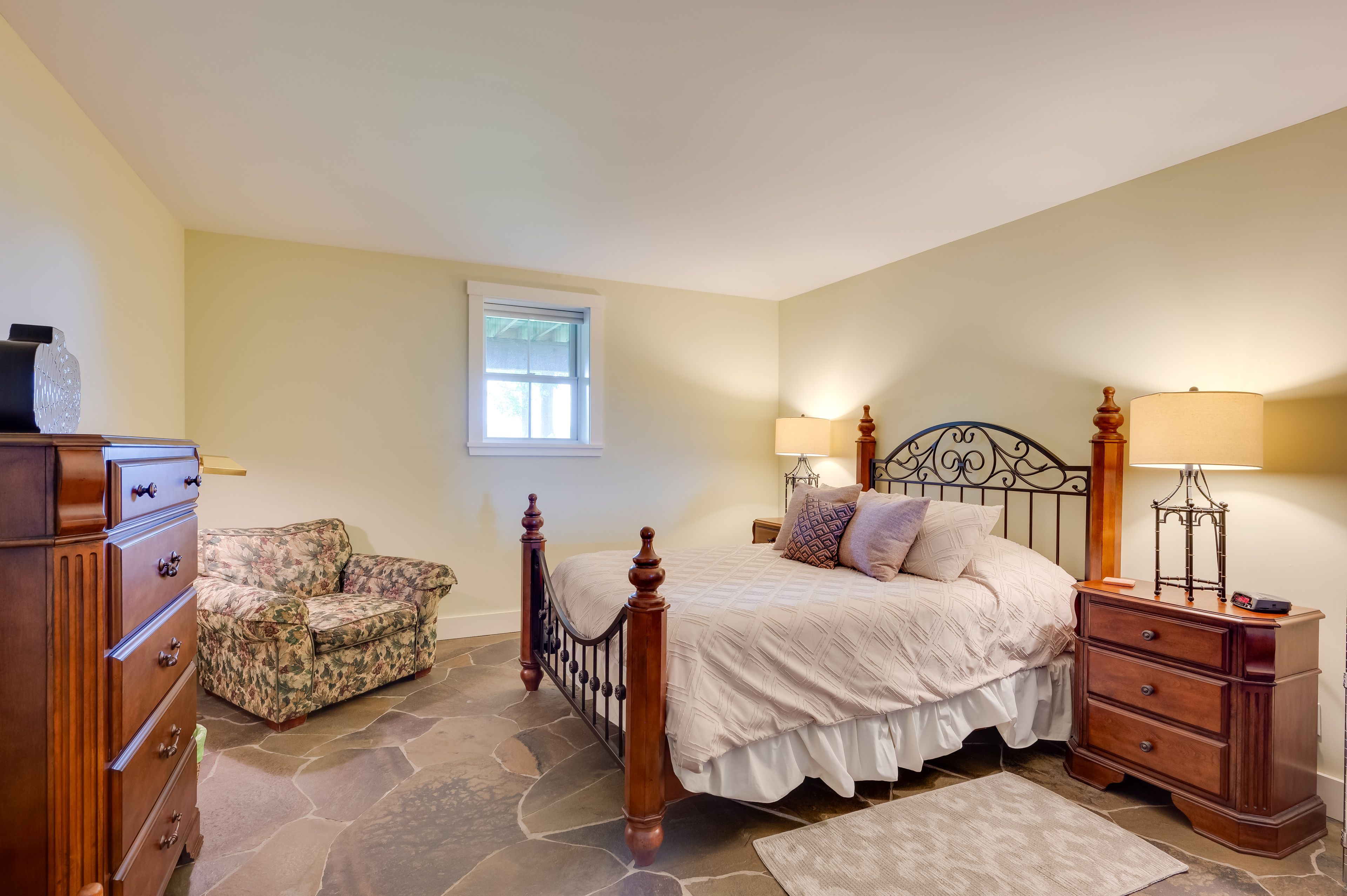 Bedroom 3 | Queen Bed