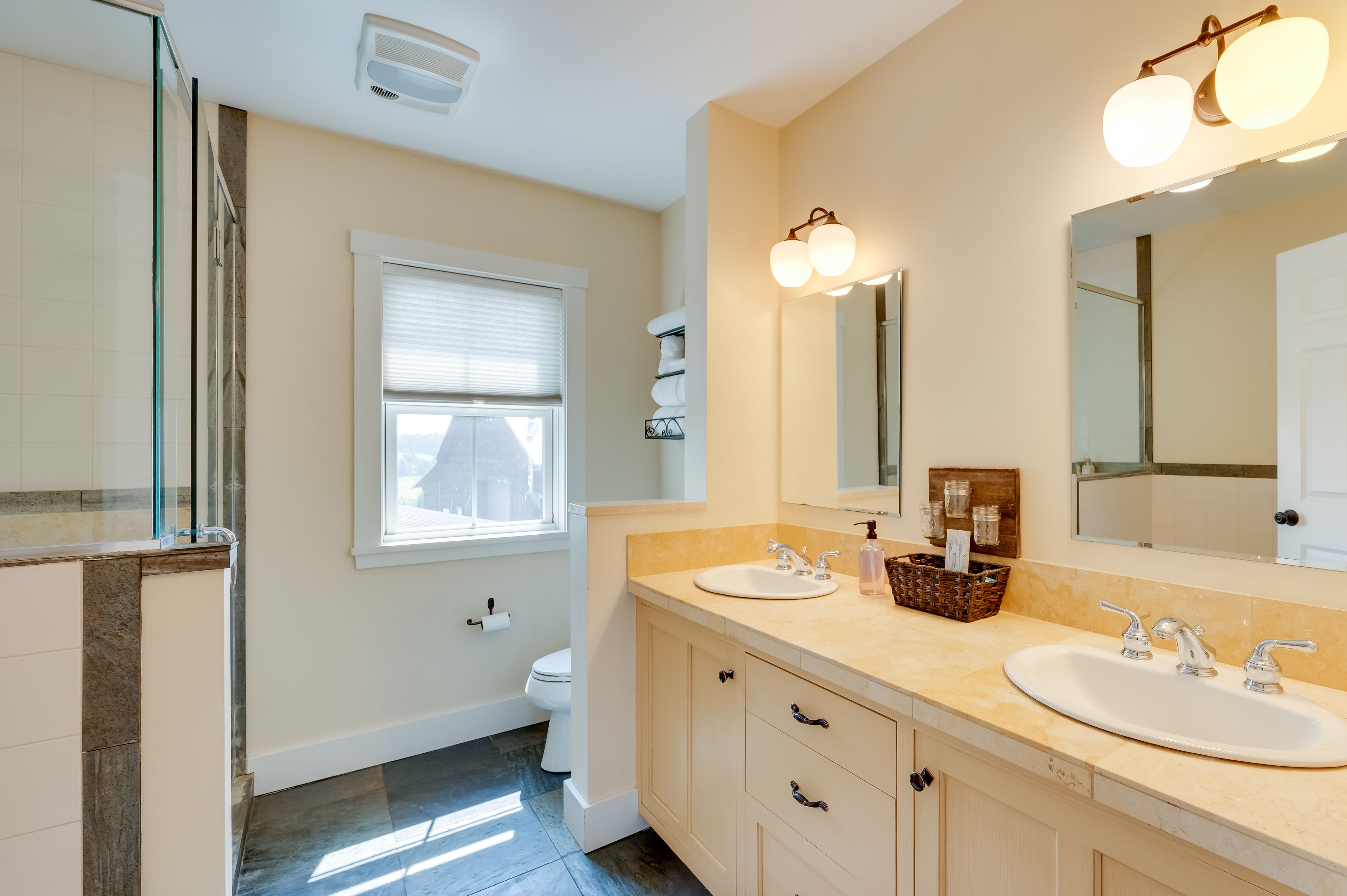 Full Bathroom | Towels Provided