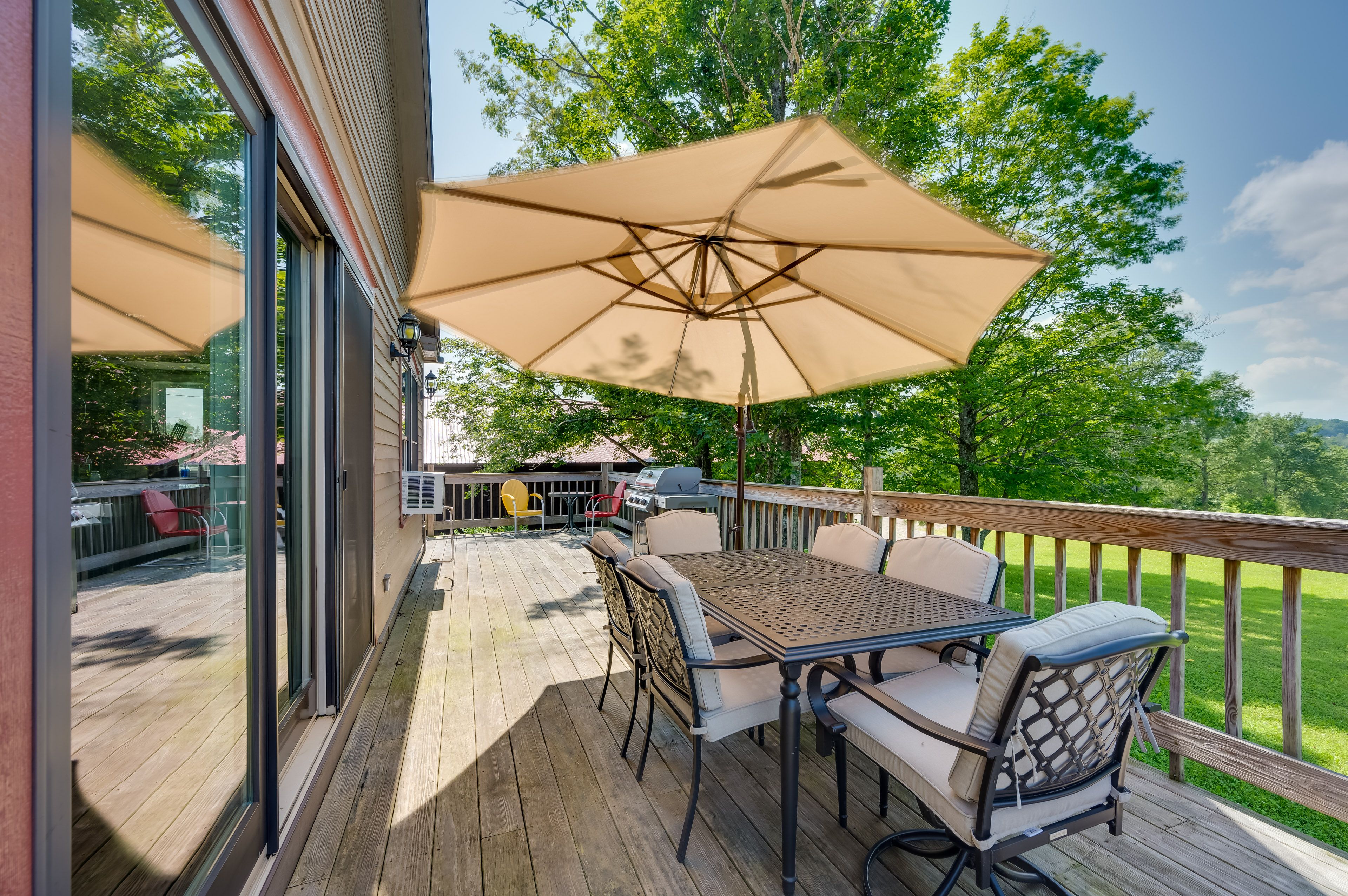 Deck | Gas Grill | Outdoor Dining