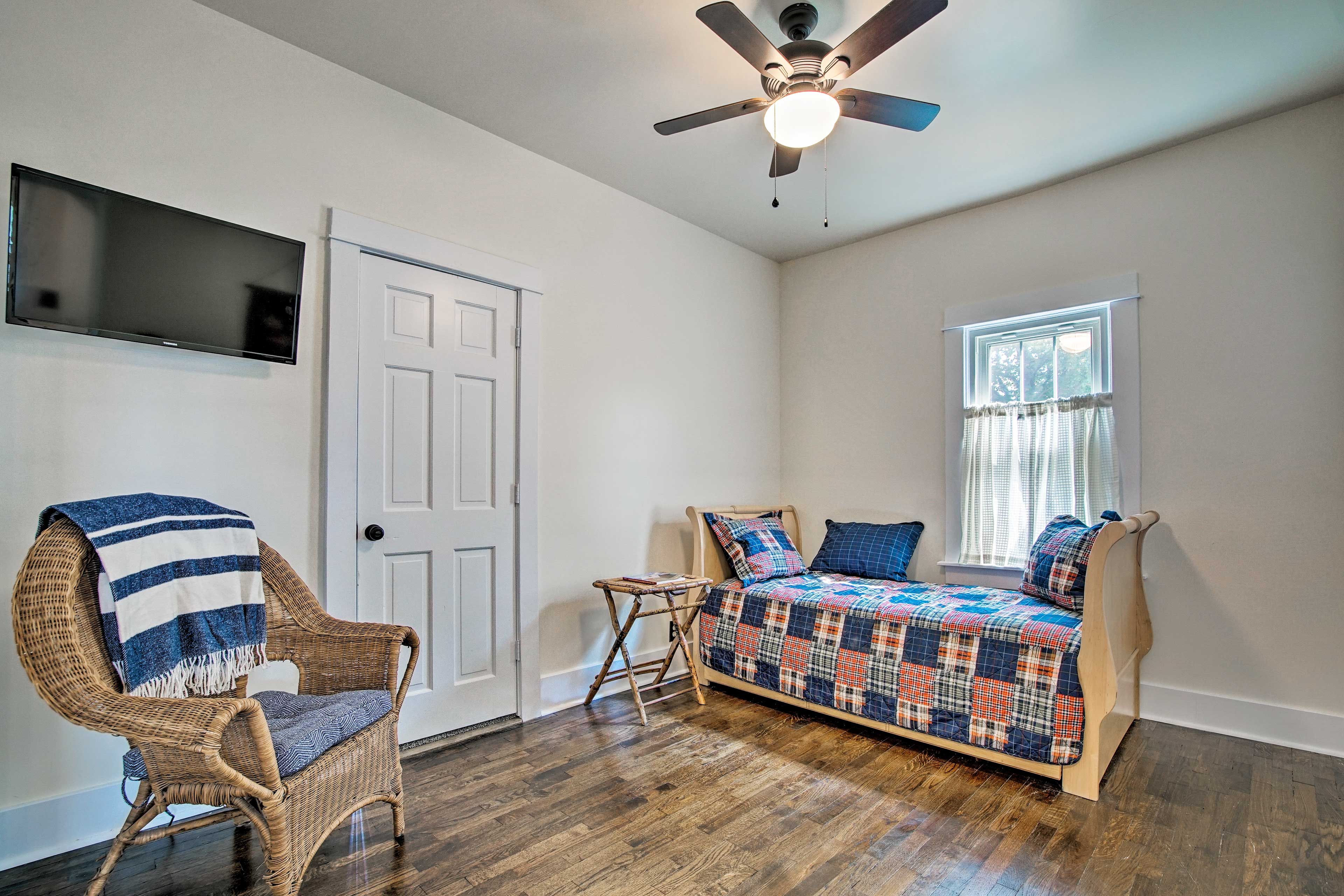 Bedroom 4 (No Door) | Twin Daybed w/ Twin Trundle