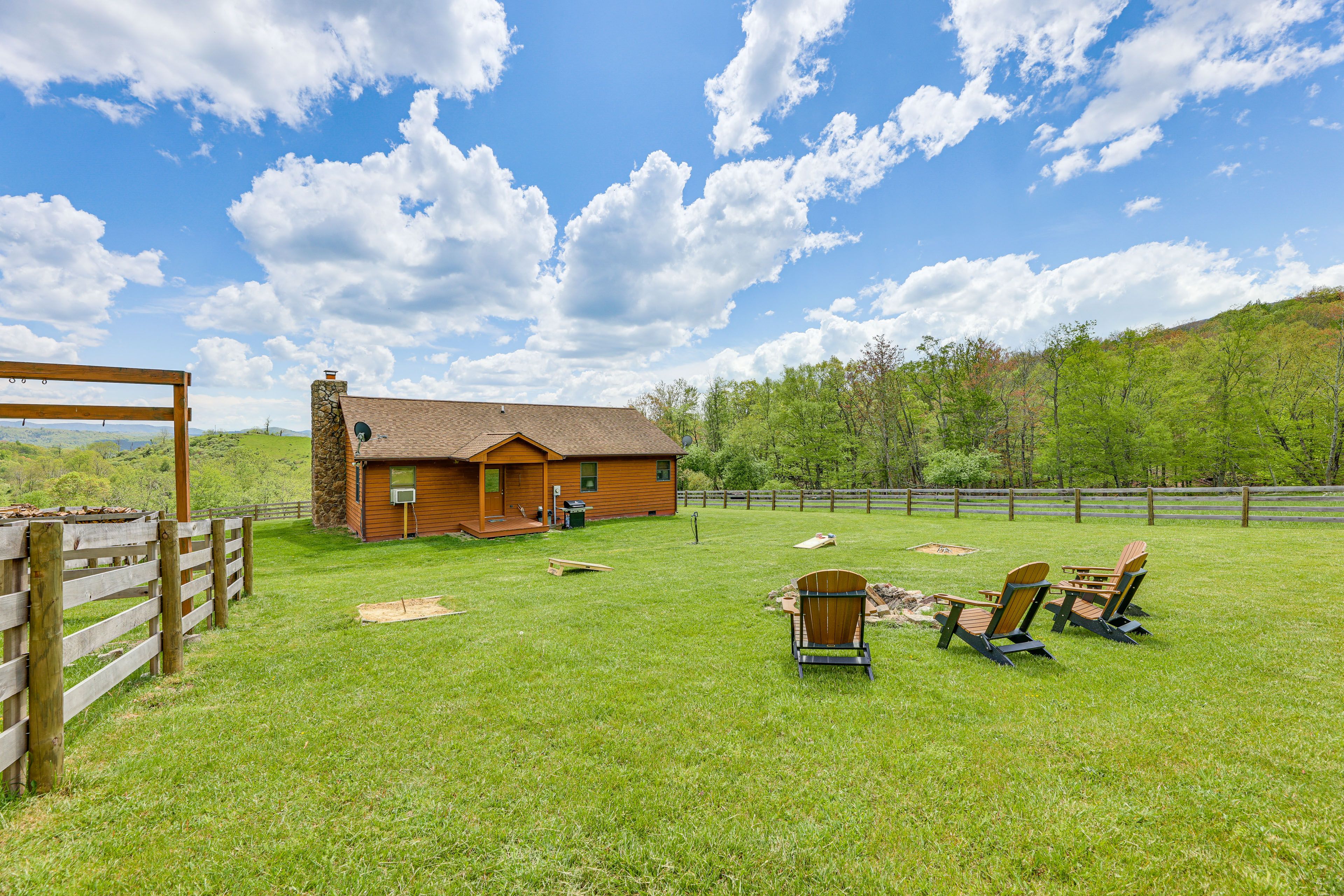 Backyard | Fire Pit | Cornhole | Horseshoes