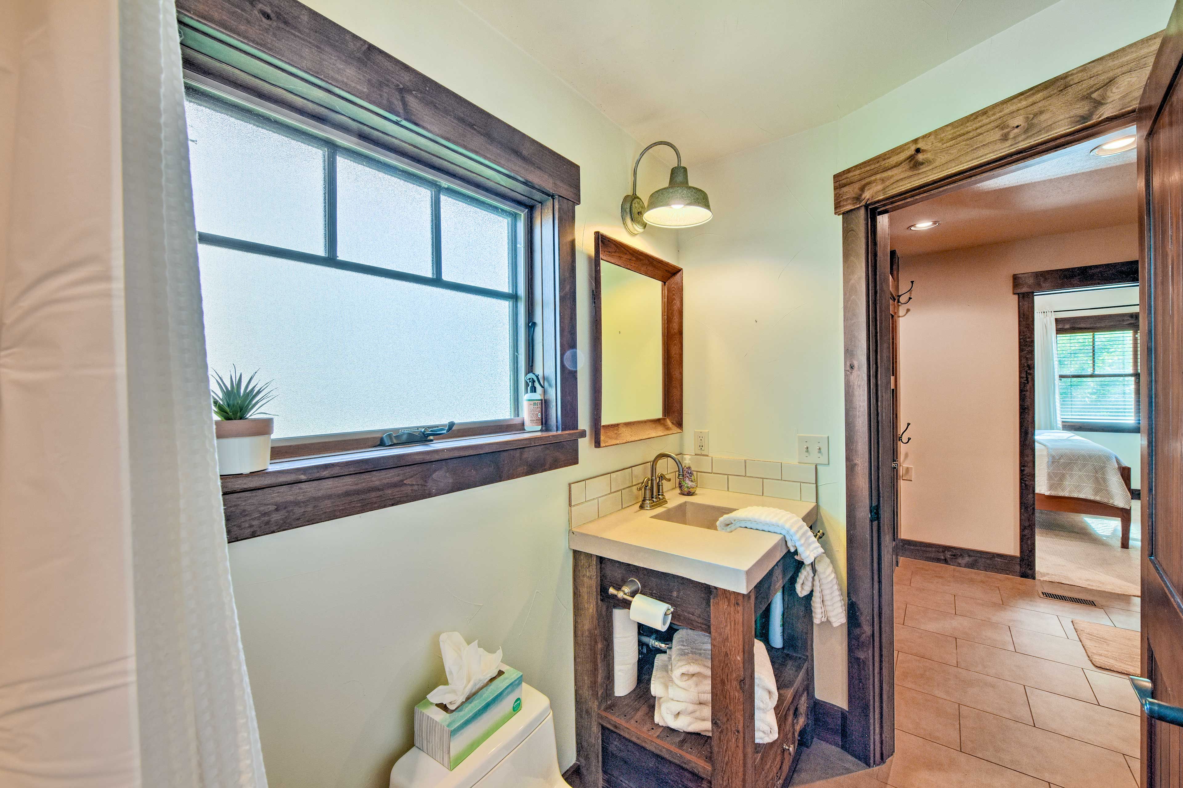 Full Bathroom | Complimentary Toiletries