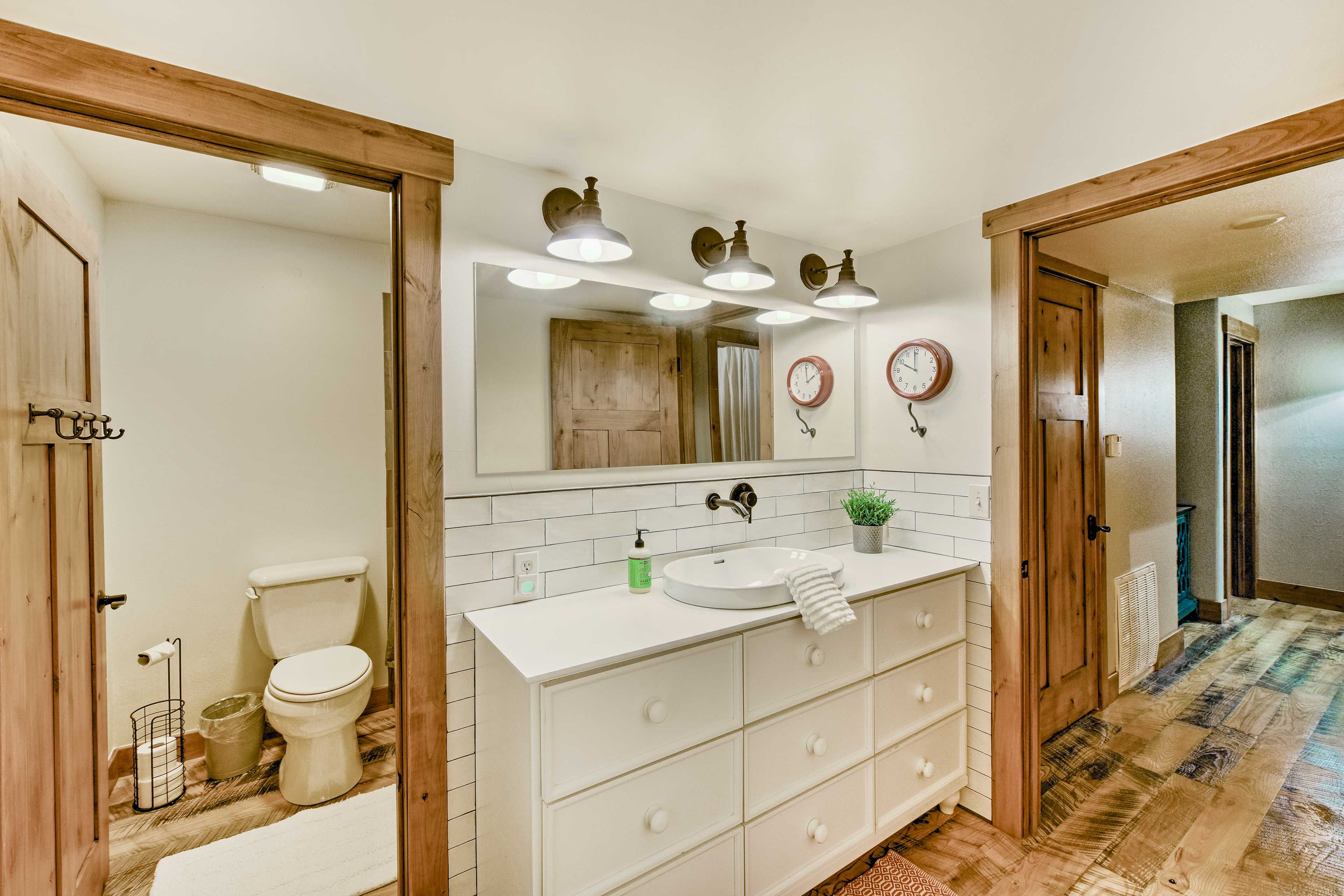 Jack 'n Jill-Style Full Bathroom