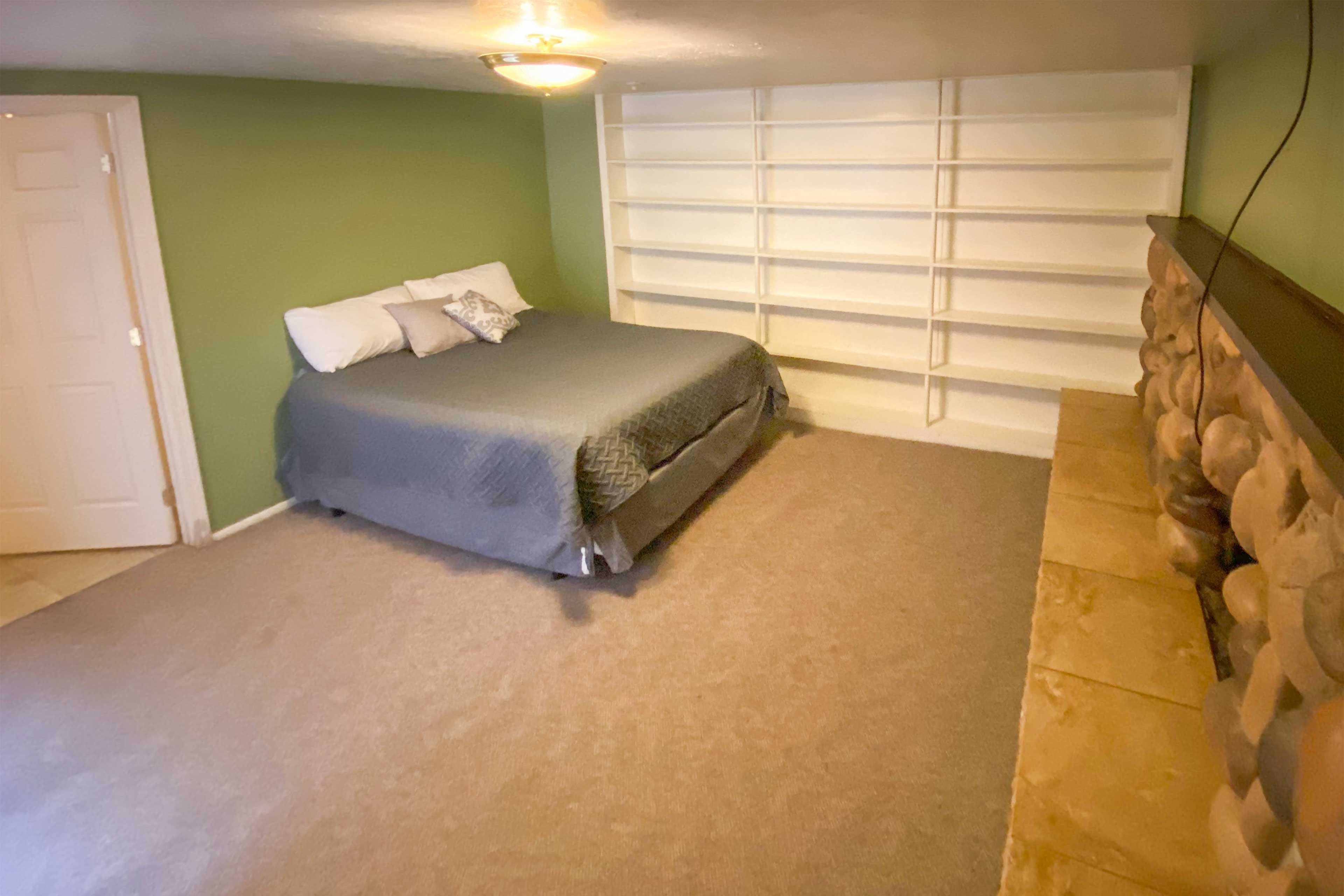 Fireplace Room | Queen Bed