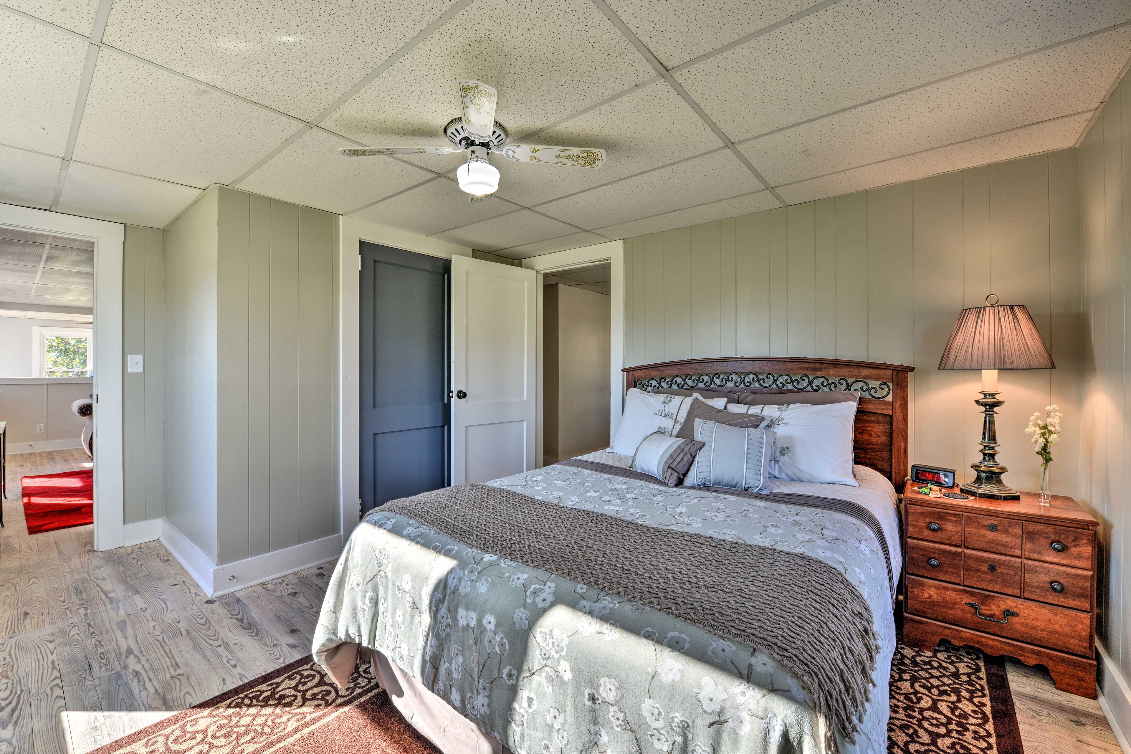 Bedroom 1 | Queen Bed