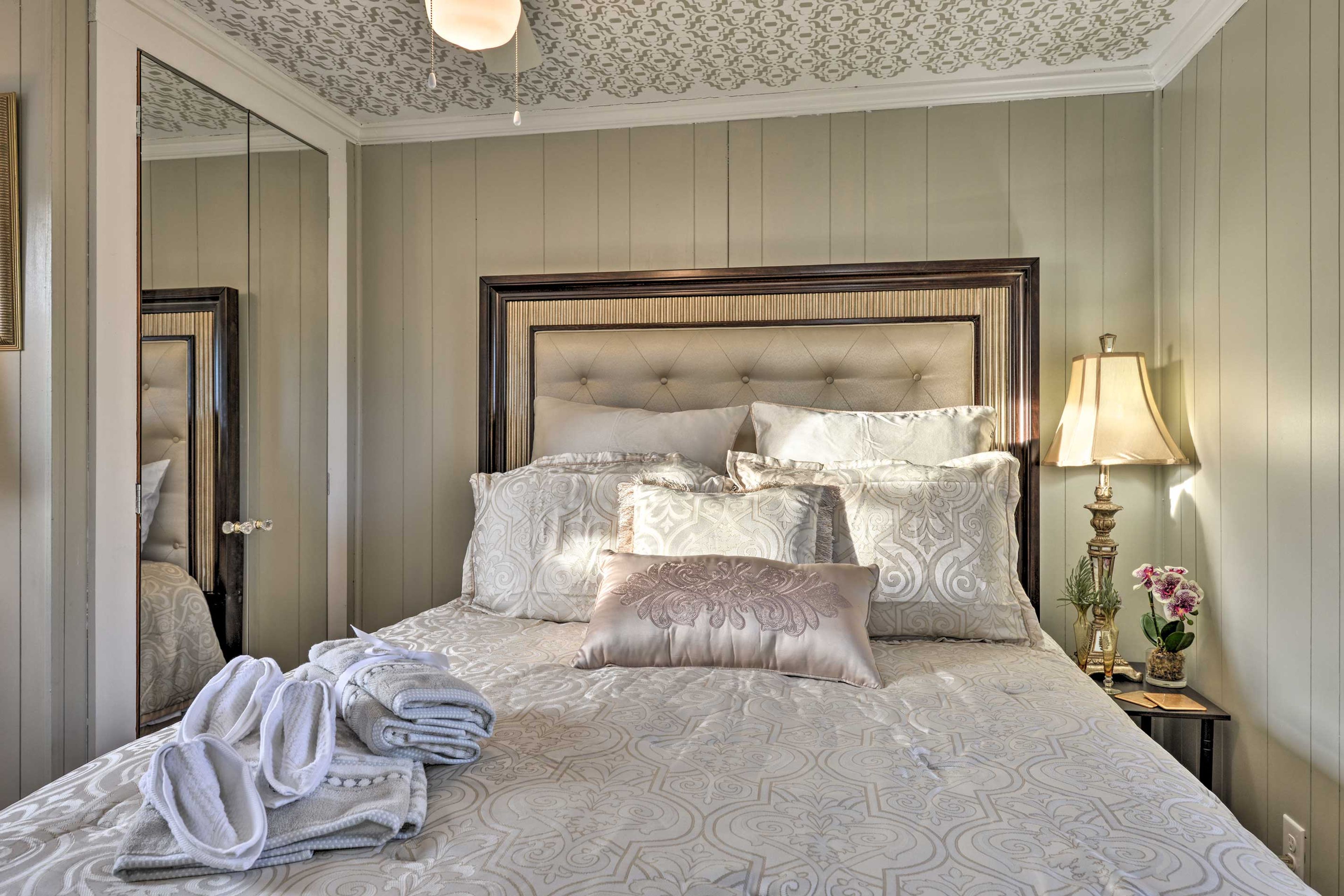 Bedroom | Queen Bed