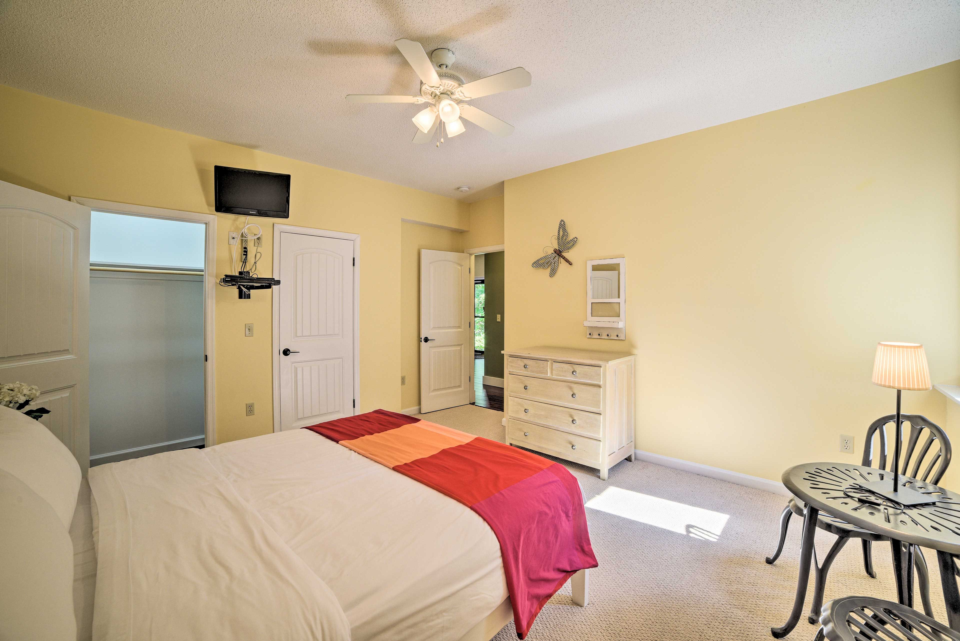 Bedroom 4 | Queen Bed | 1st Floor