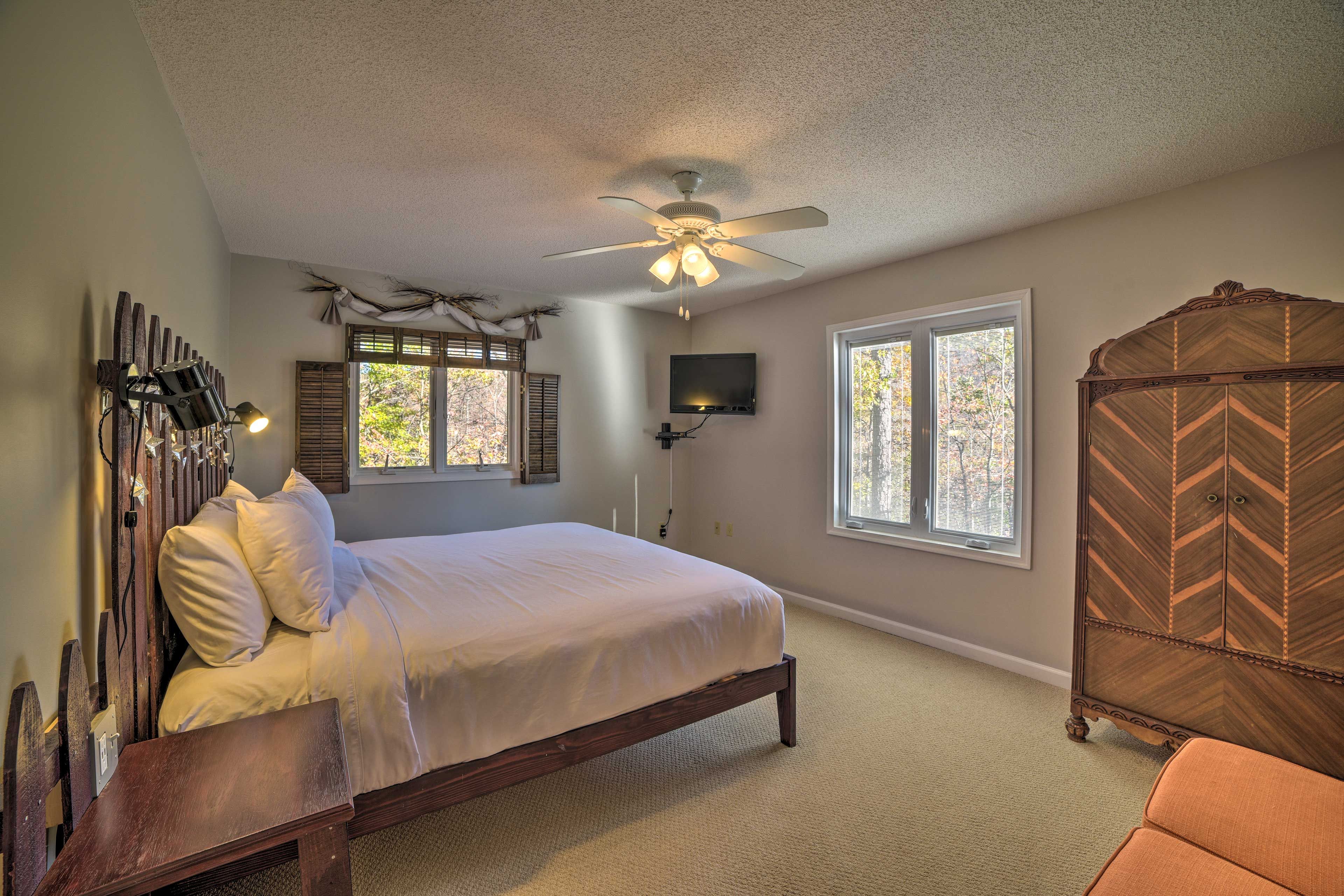 Bedroom 1 | King Bed | 2nd Floor | Linens Provided