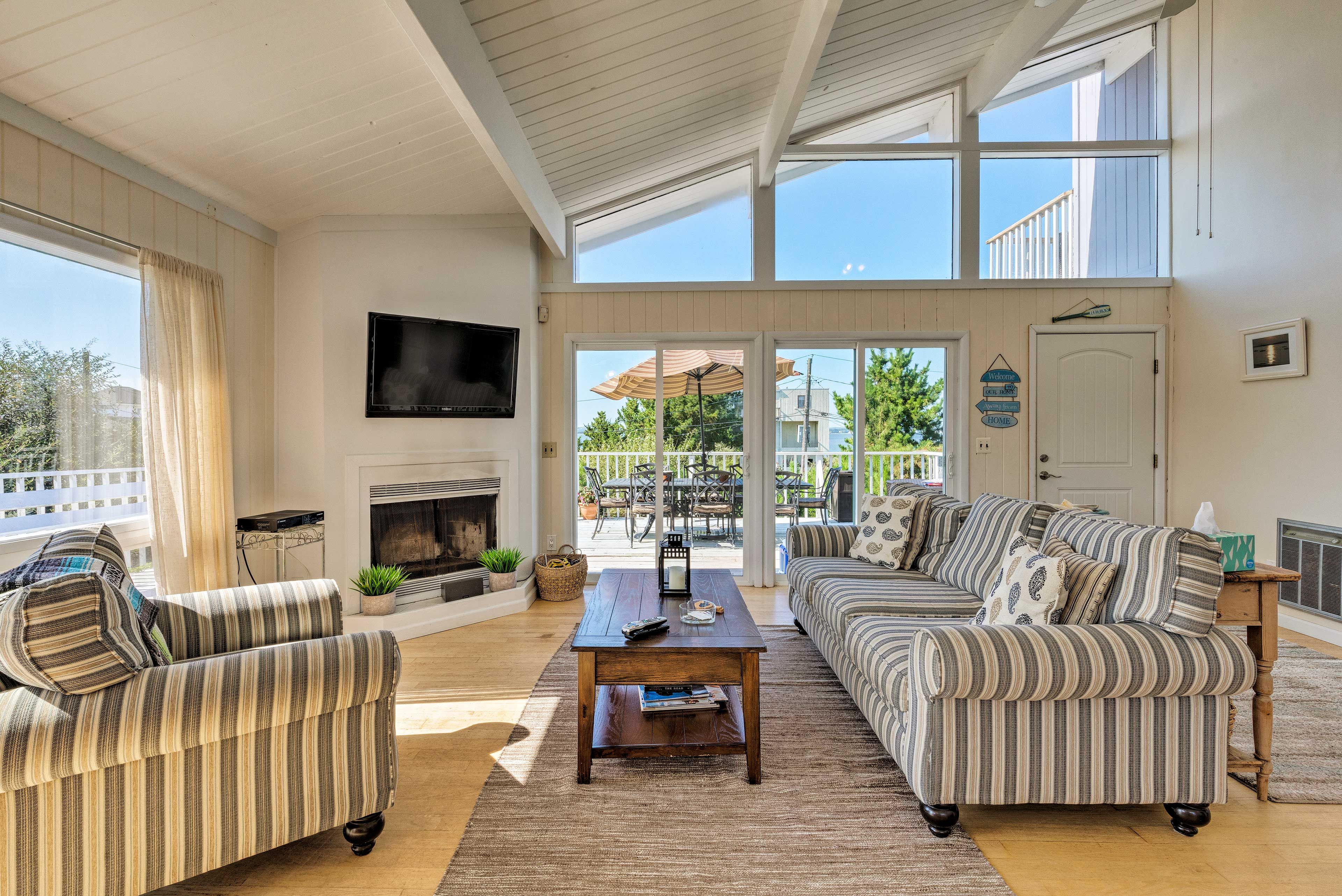 Living Room | Cable TV | Free WiFi | Central A/C