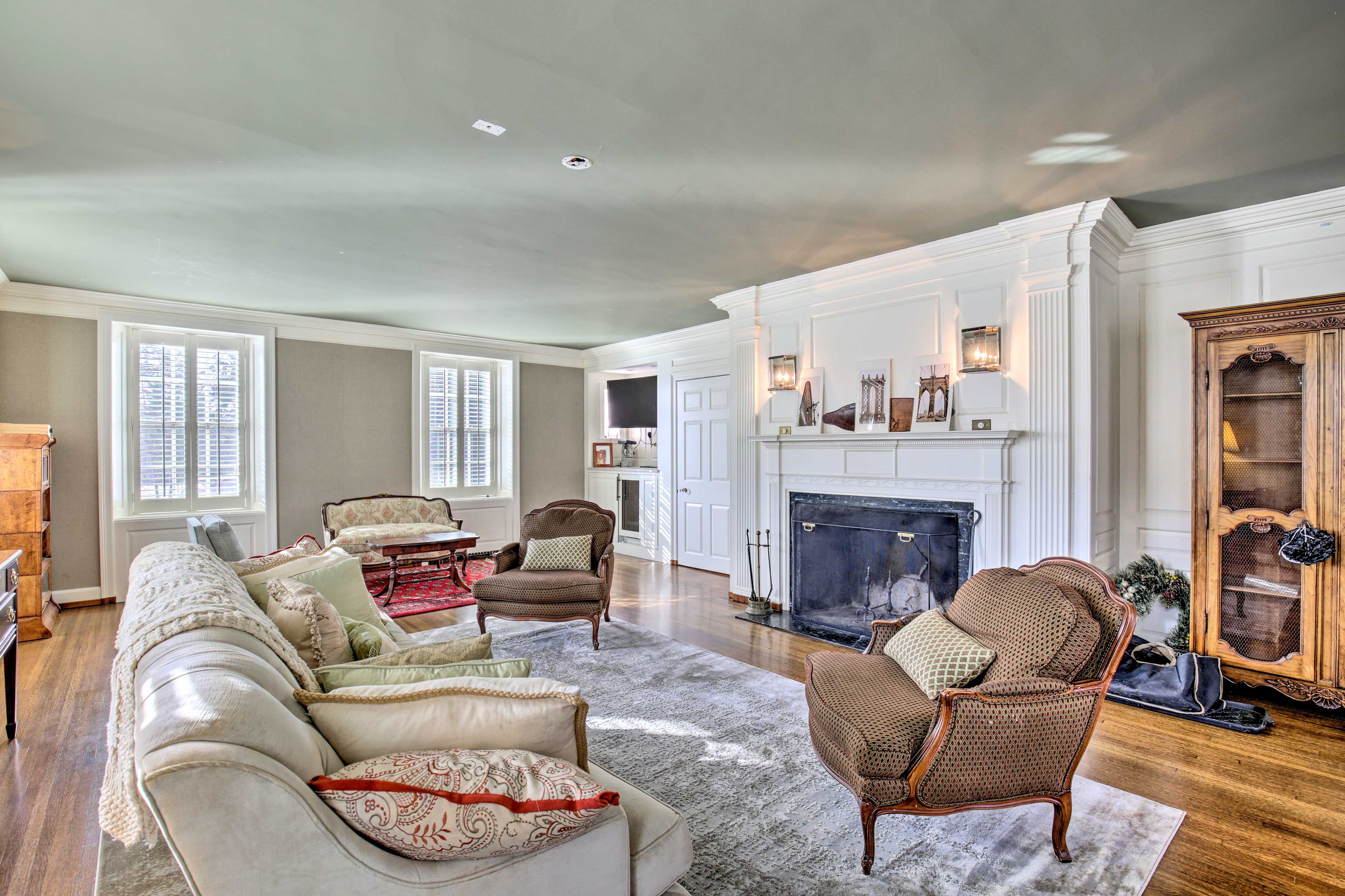 Living Room | Free WiFi | Fireplace Currently Unavailable