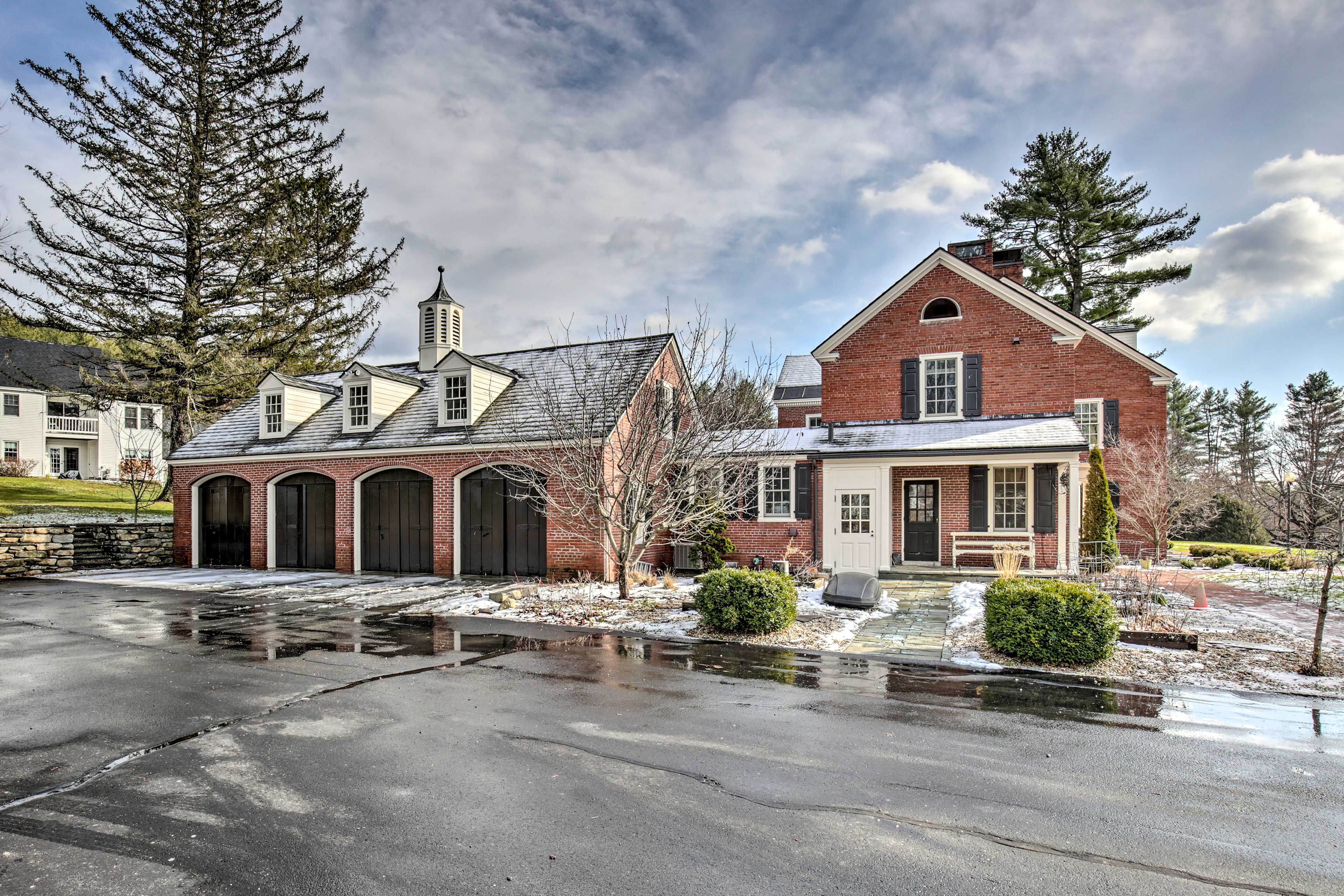 Exterior | Driveway Parking (10 Vehicles)