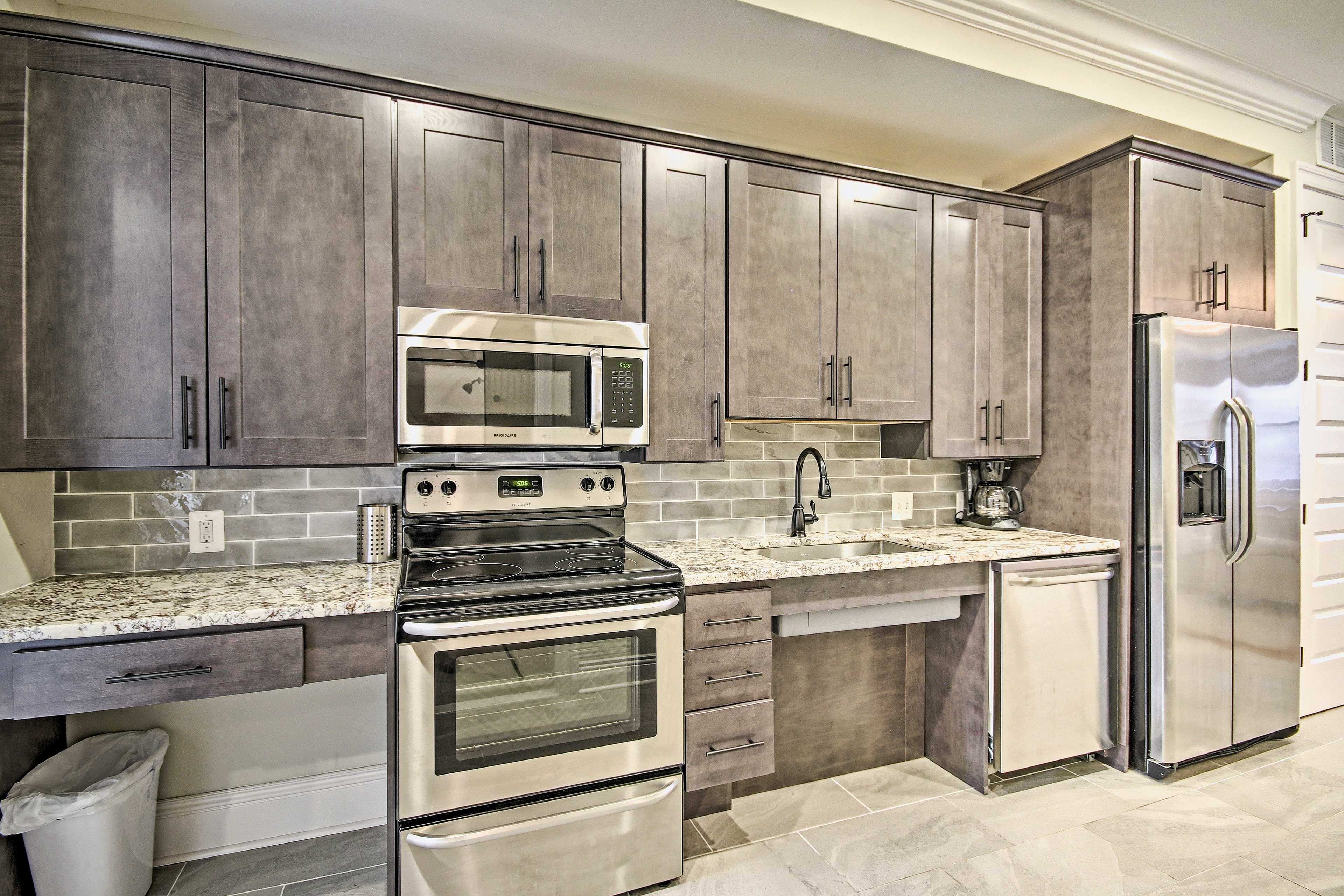 Cooking in this full kitchen is easy as pie!