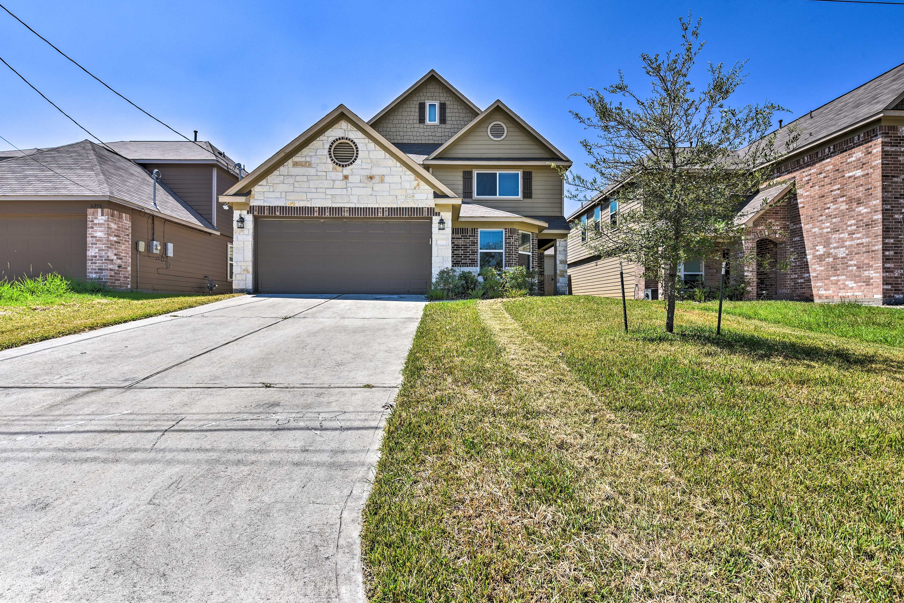 Exterior | Parking | Driveway (2 Vehicles)