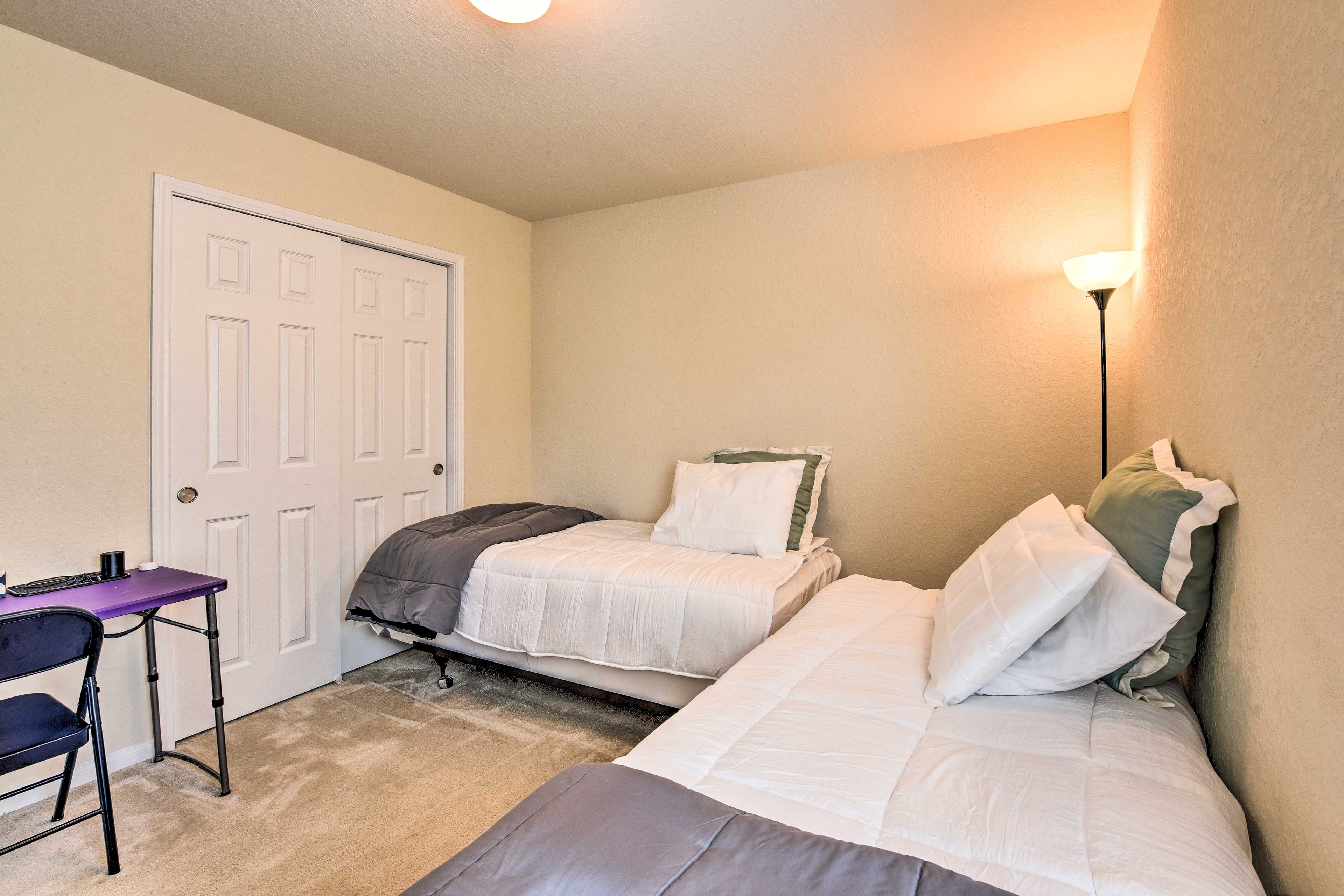 Bedroom 3 | 2 Twin Beds | Desk
