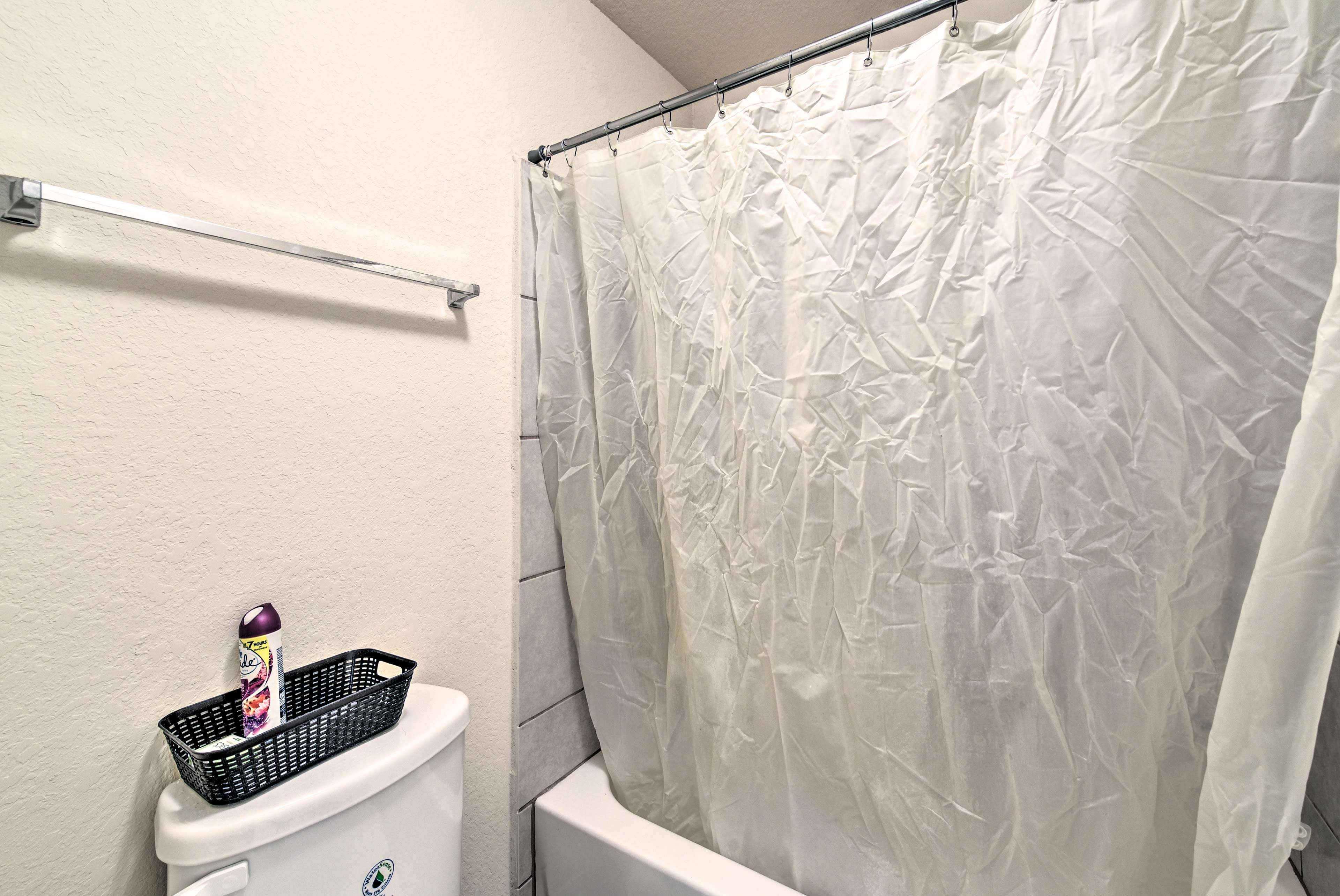 Full Bathroom | Towels Provided