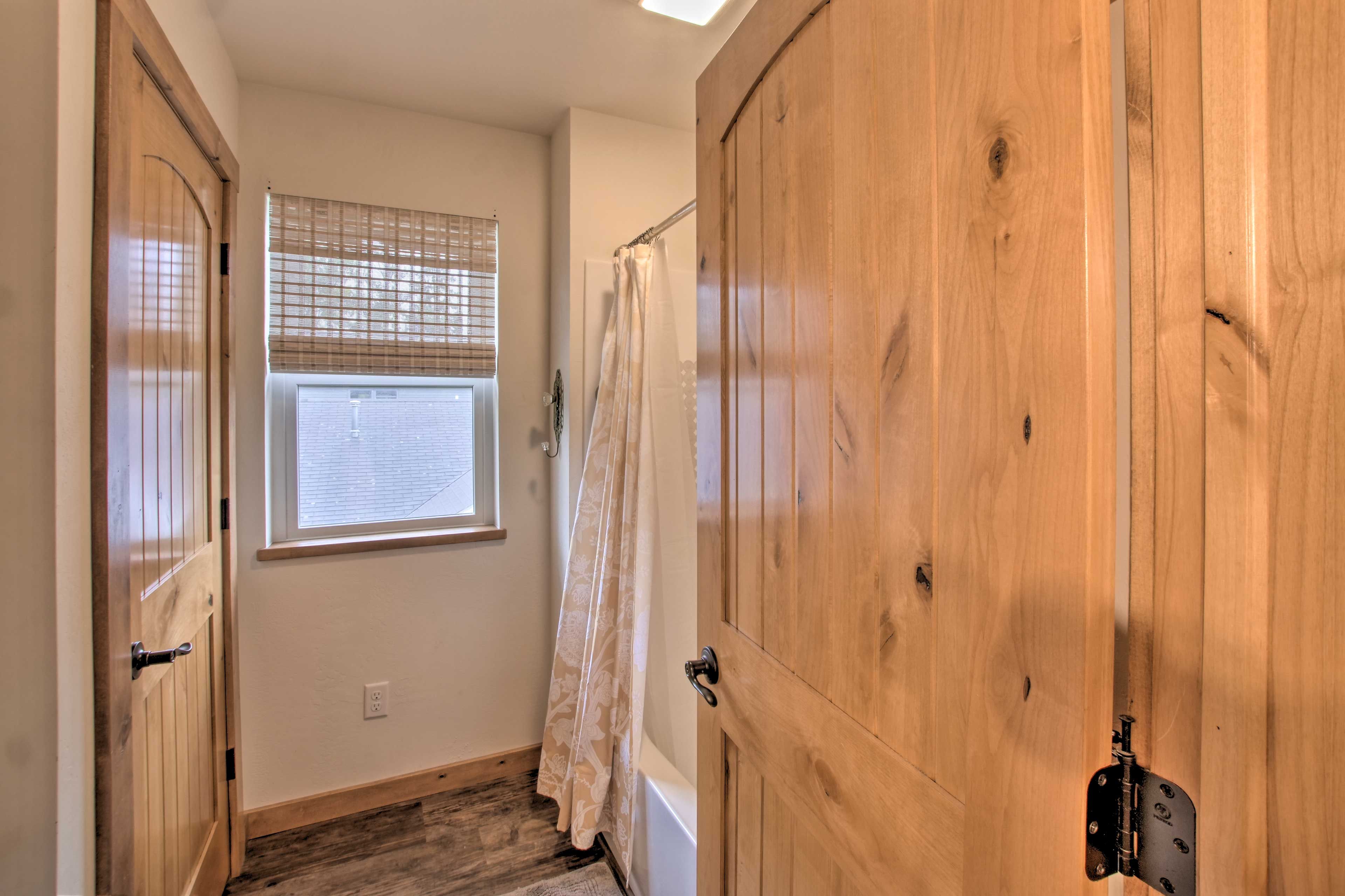 Full Bathroom | Complimentary Toiletries