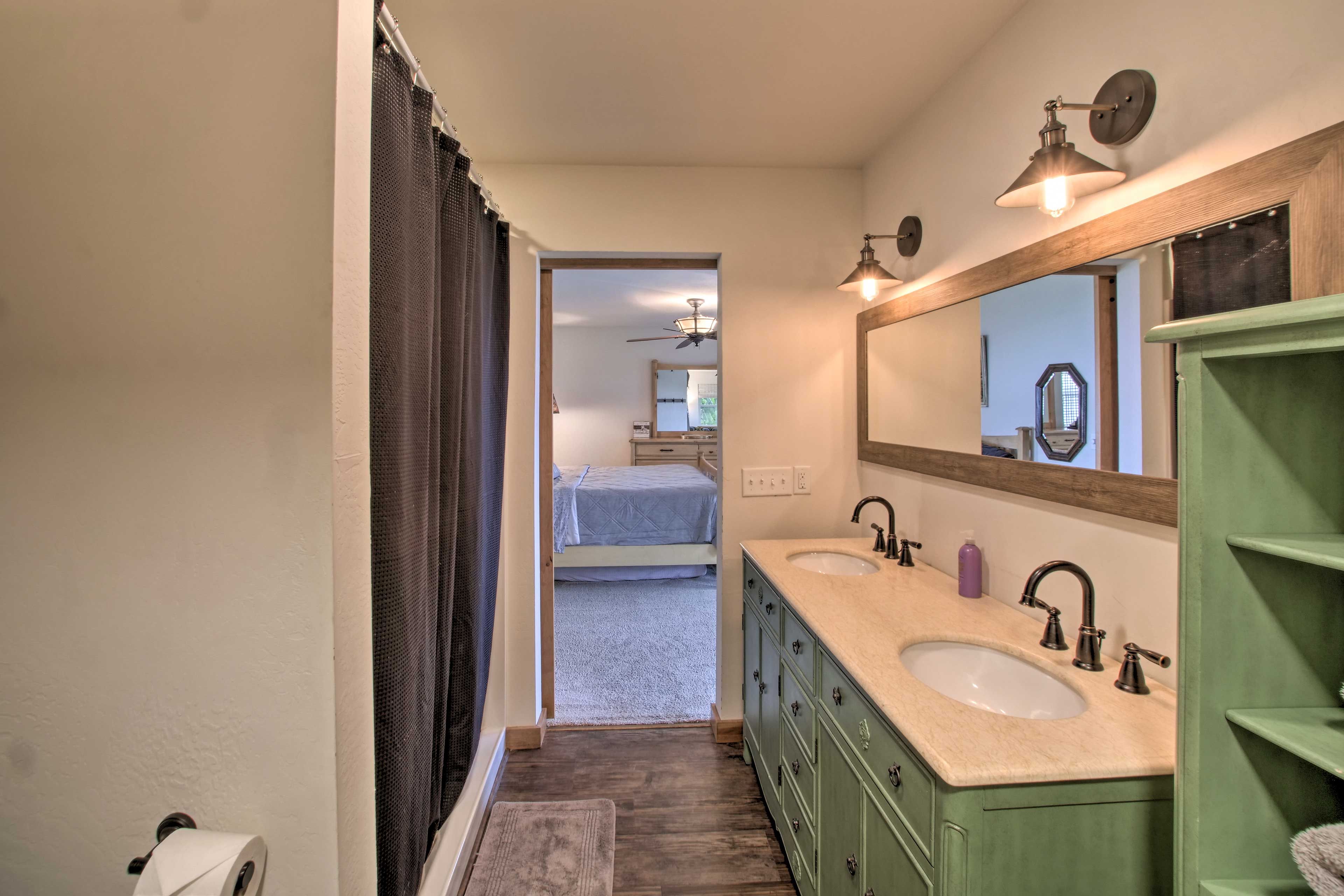 En-Suite Bathroom | Towels Provided