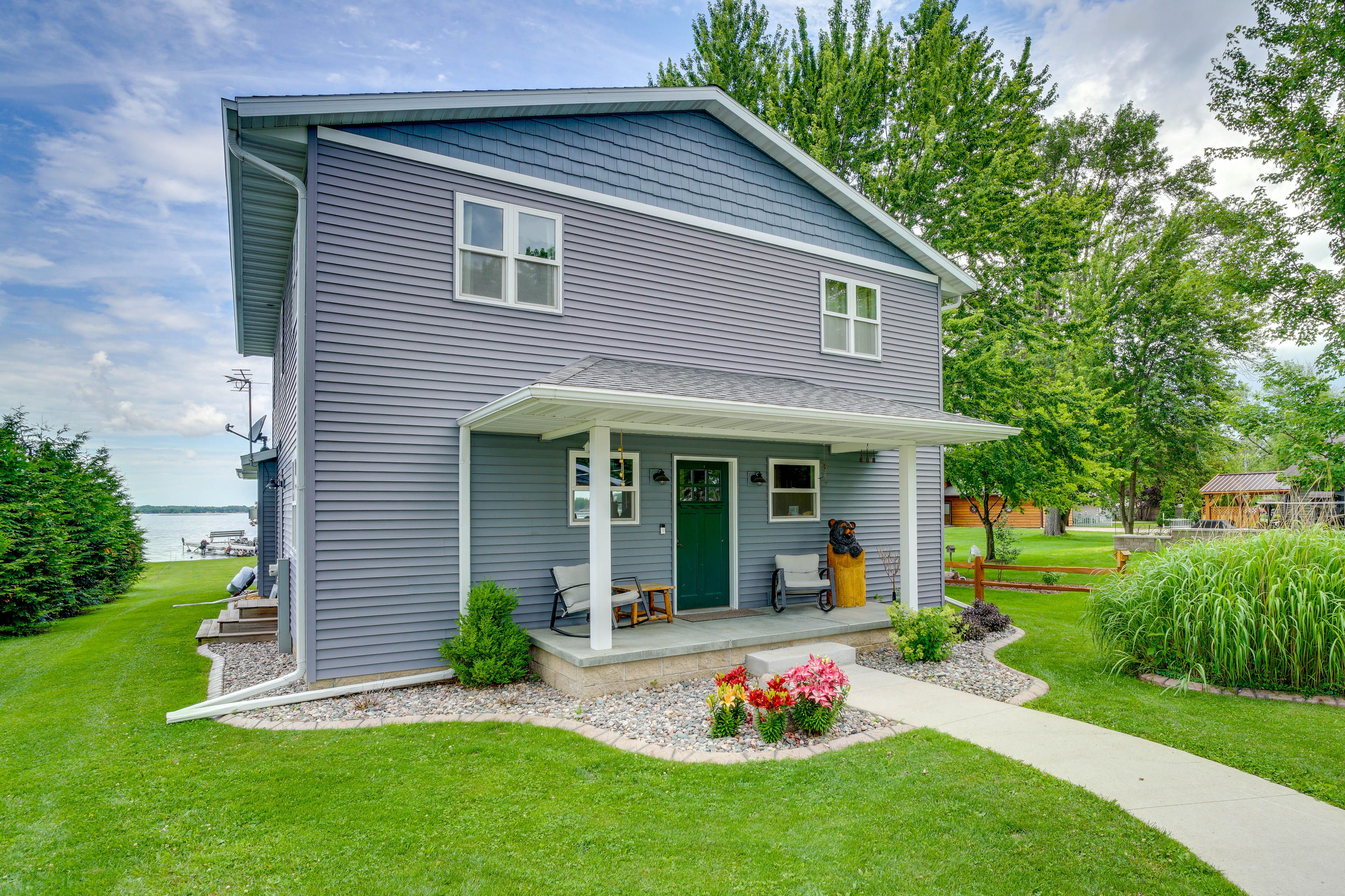 Front Exterior | Basketball Hoop | Trampoline
