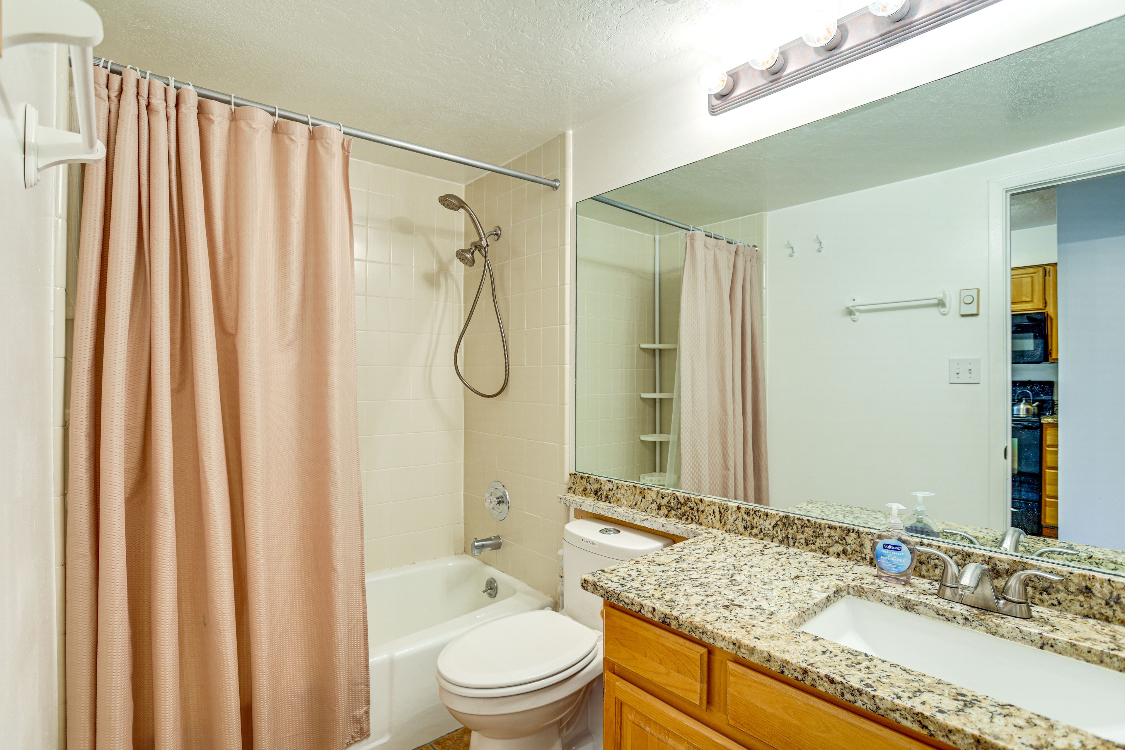 Full Bathroom | Towels Provided | Complimentary Toiletries
