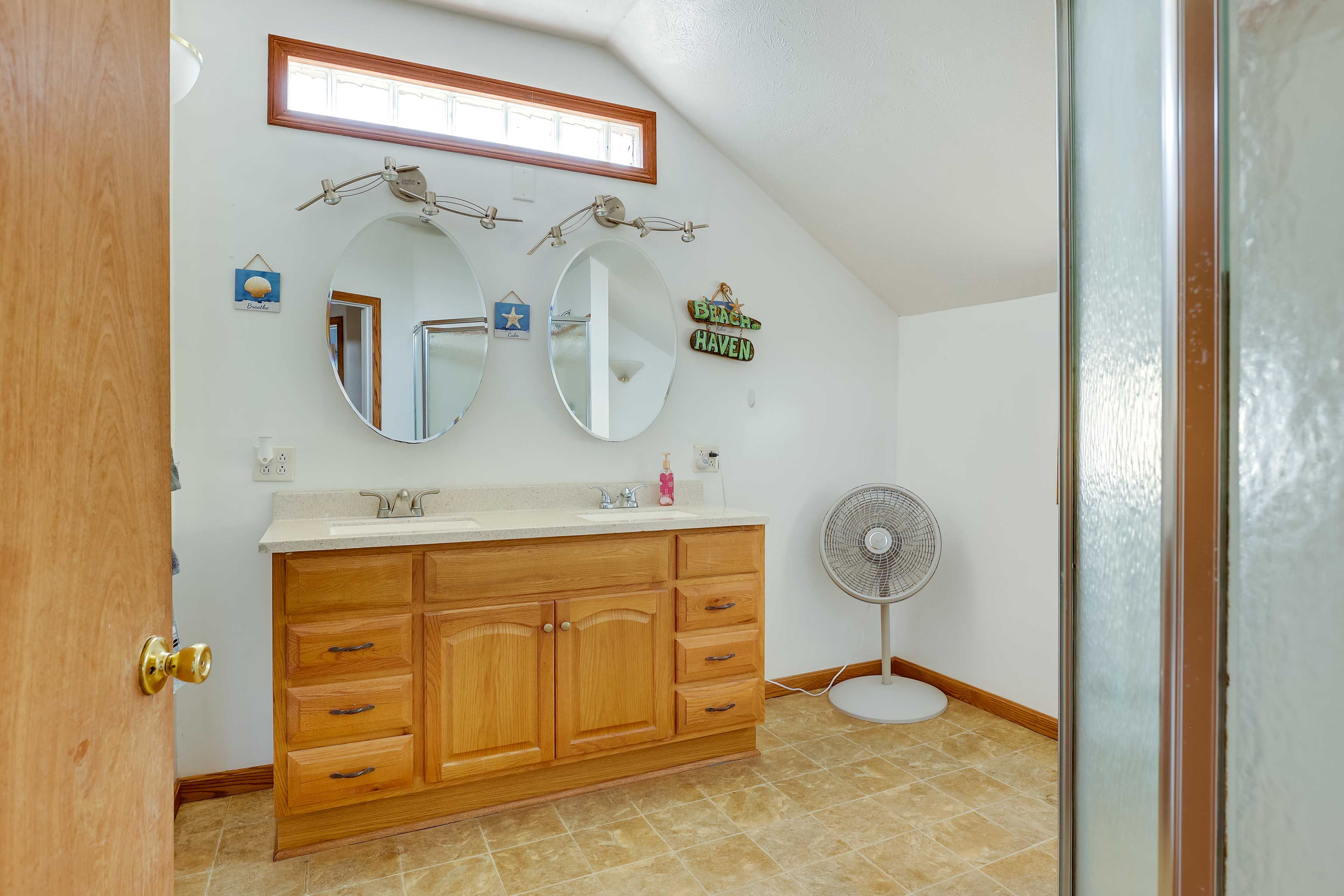 Full Bathroom | Towels Provided
