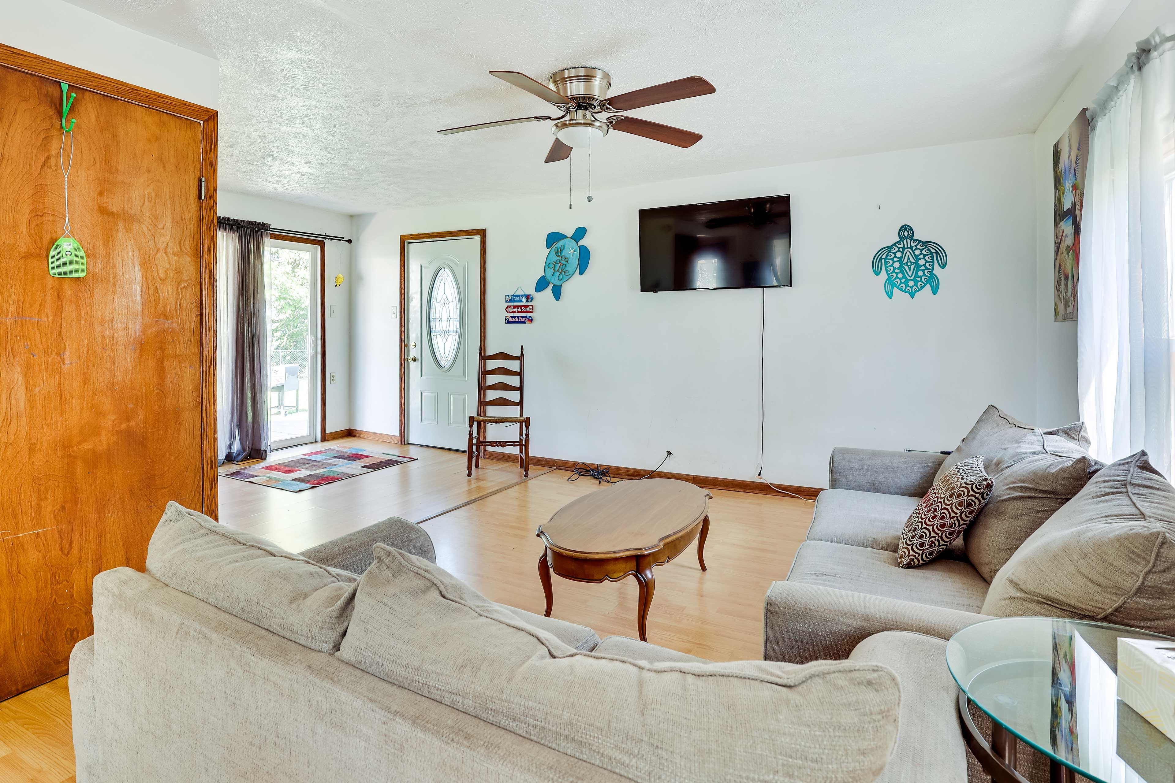 Living Room | Free WiFi | Roku Smart TV