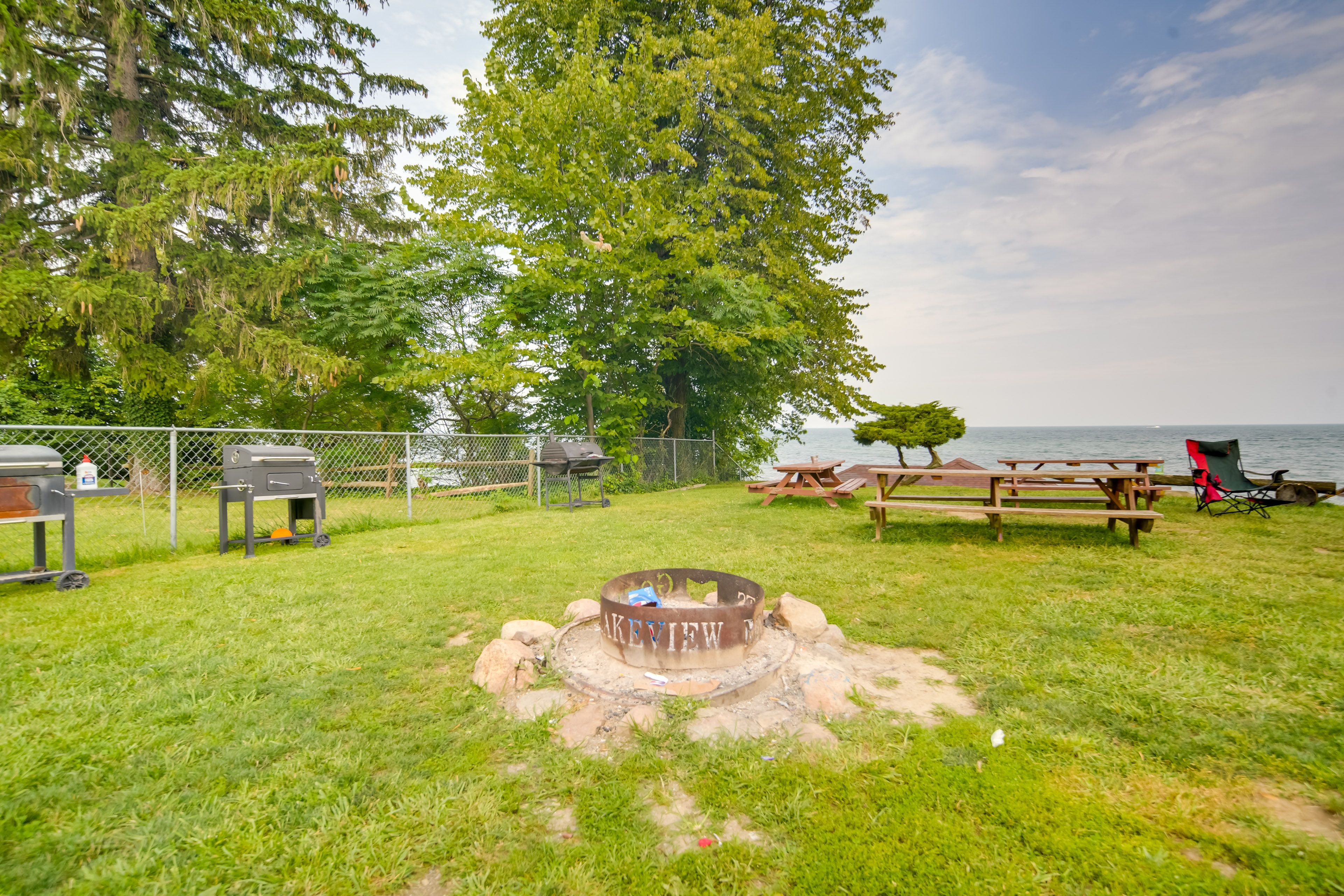 Community Area | Fire Pit (Wood Not Provided)