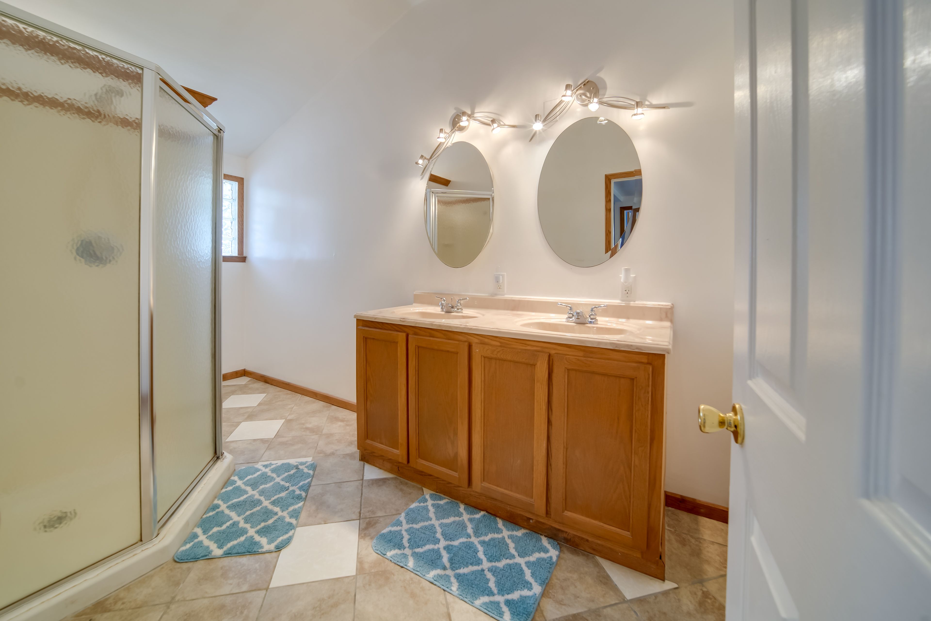 Full Bathroom | Complimentary Toiletries | Towels Provided