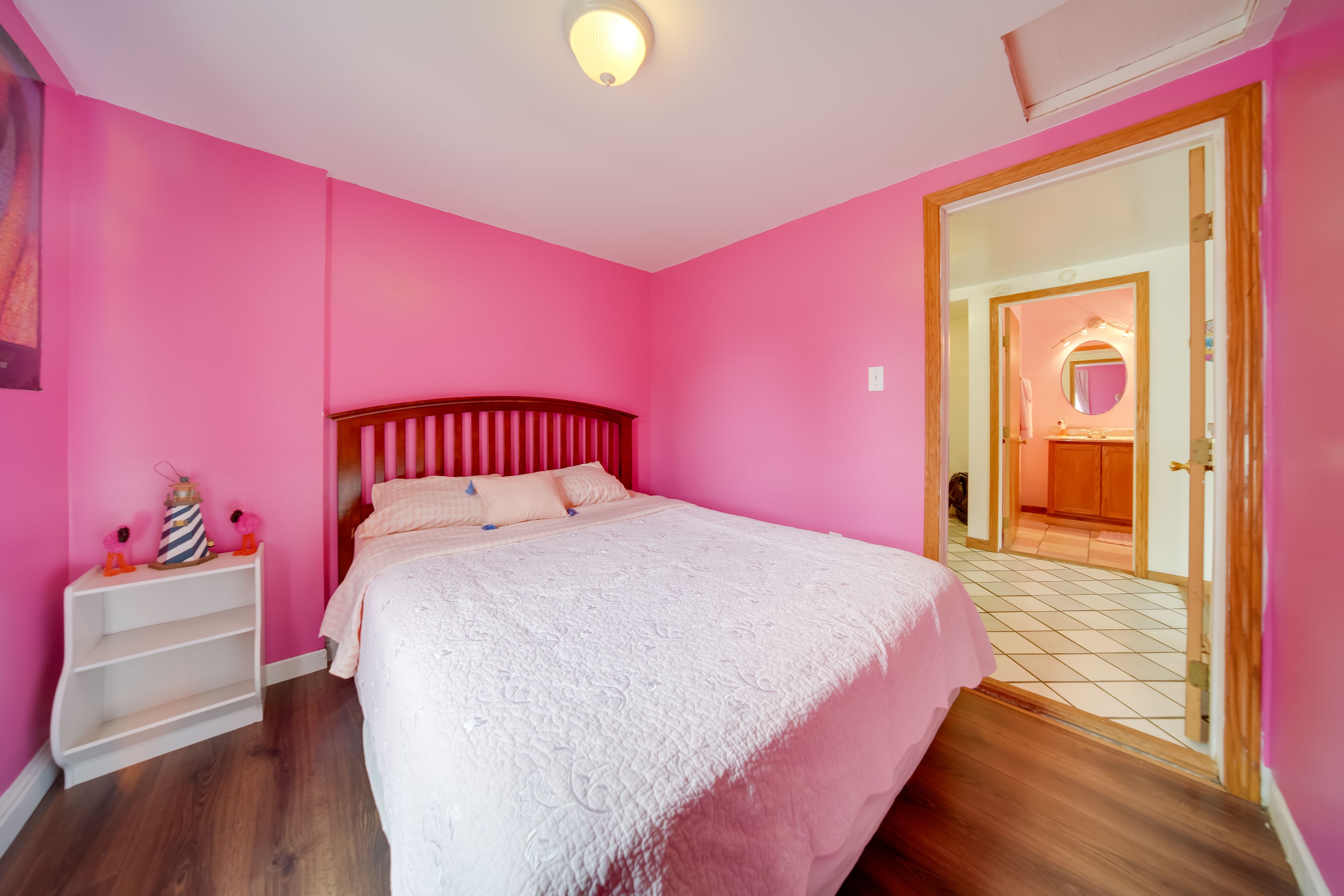 Bedroom | Queen Bed | Linens Provided