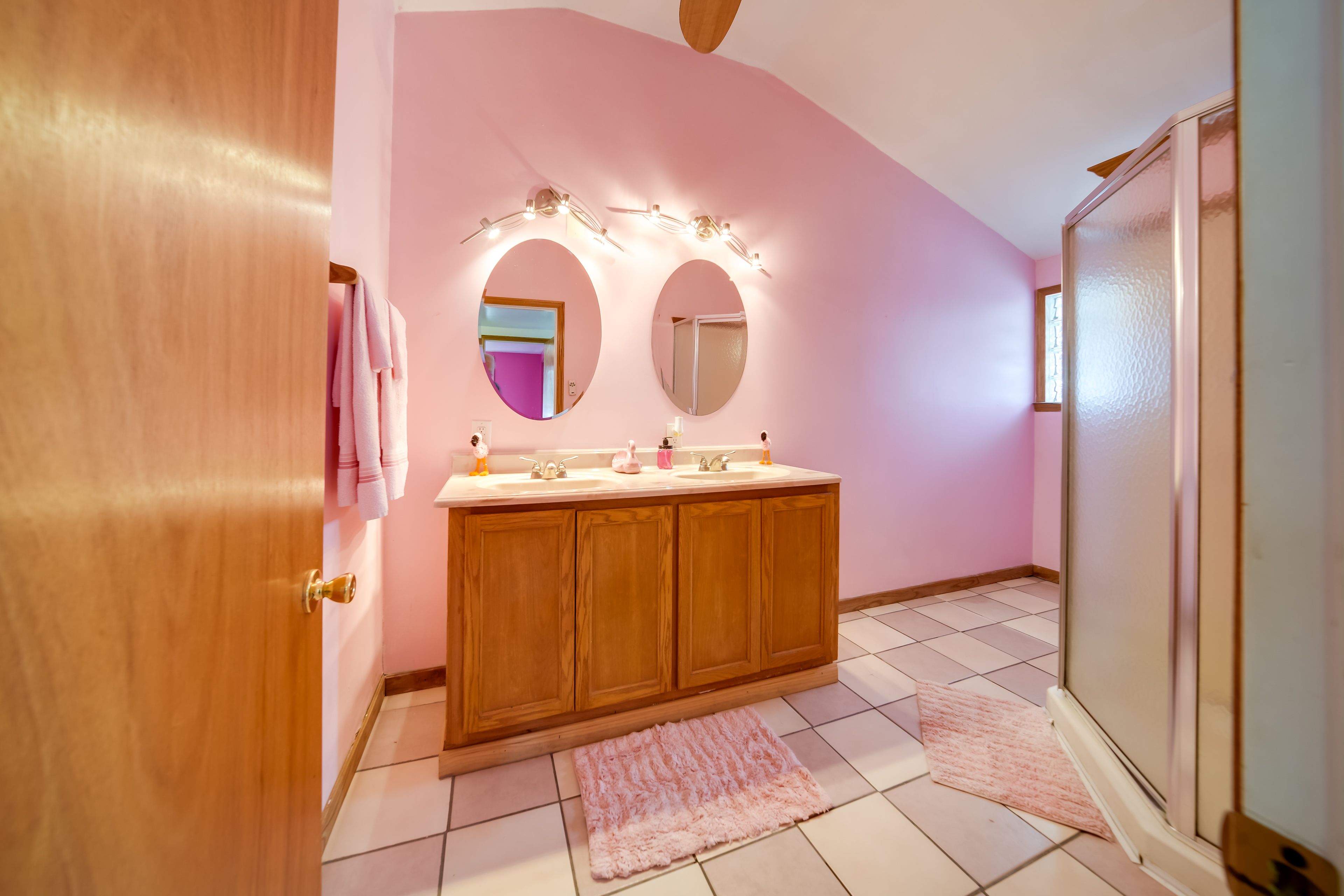 Full Bathroom | Towels Provided