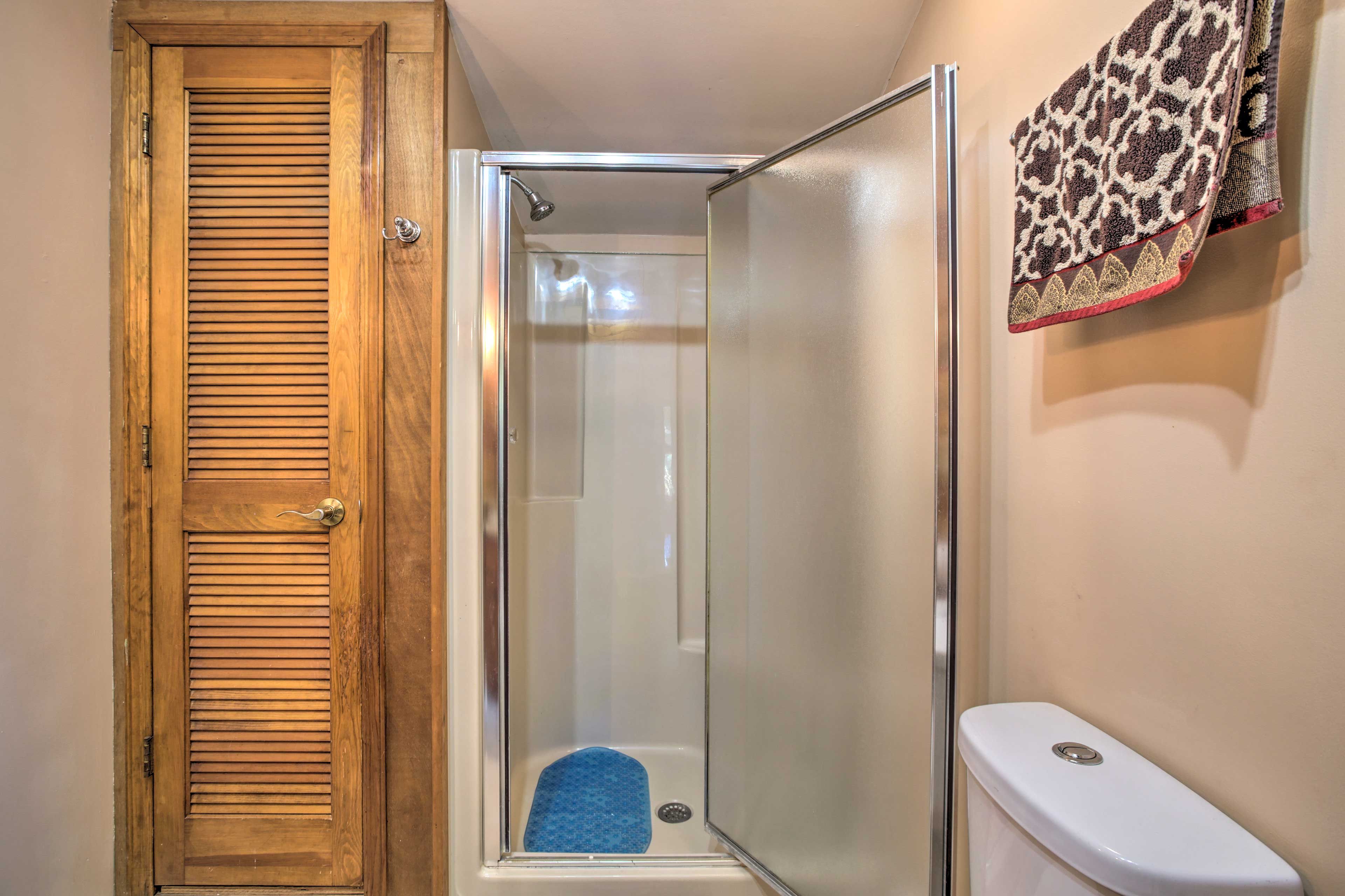 Full Bathroom | Towels Provided