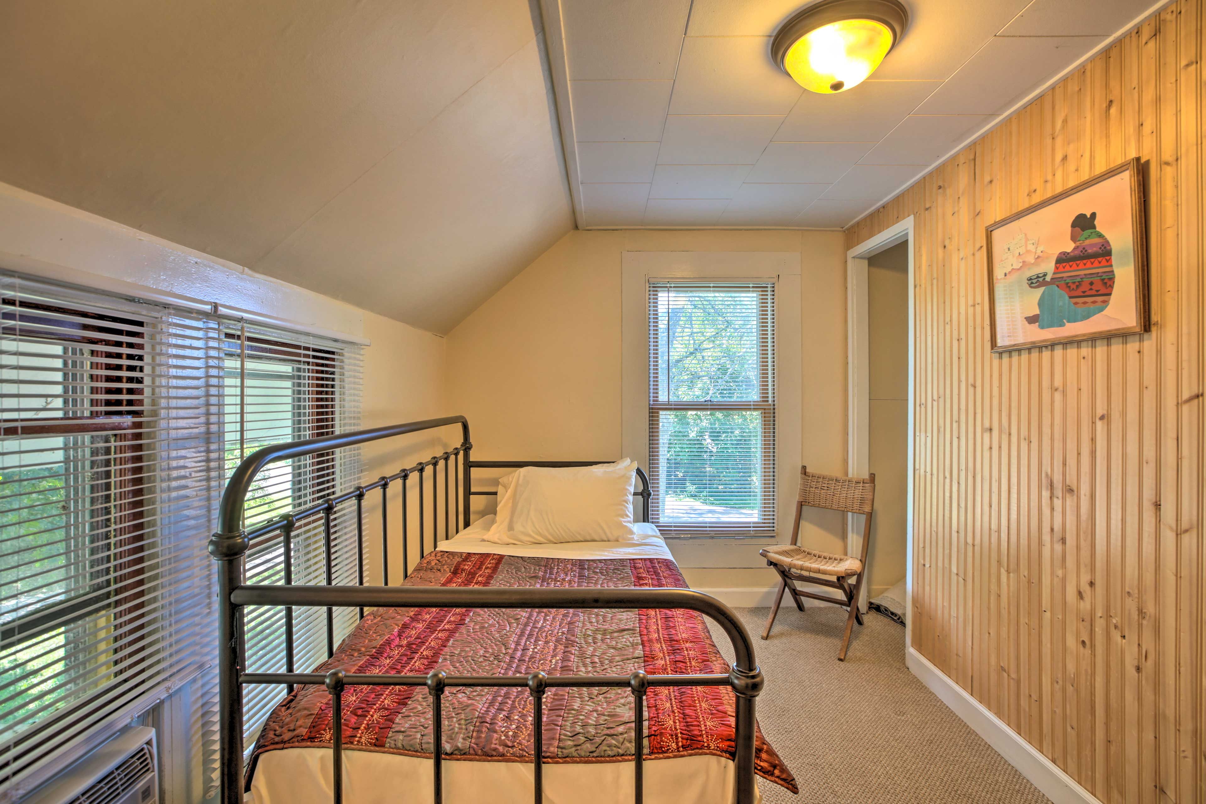 Bedroom 3 | Twin Daybed w/ Twin Trundle