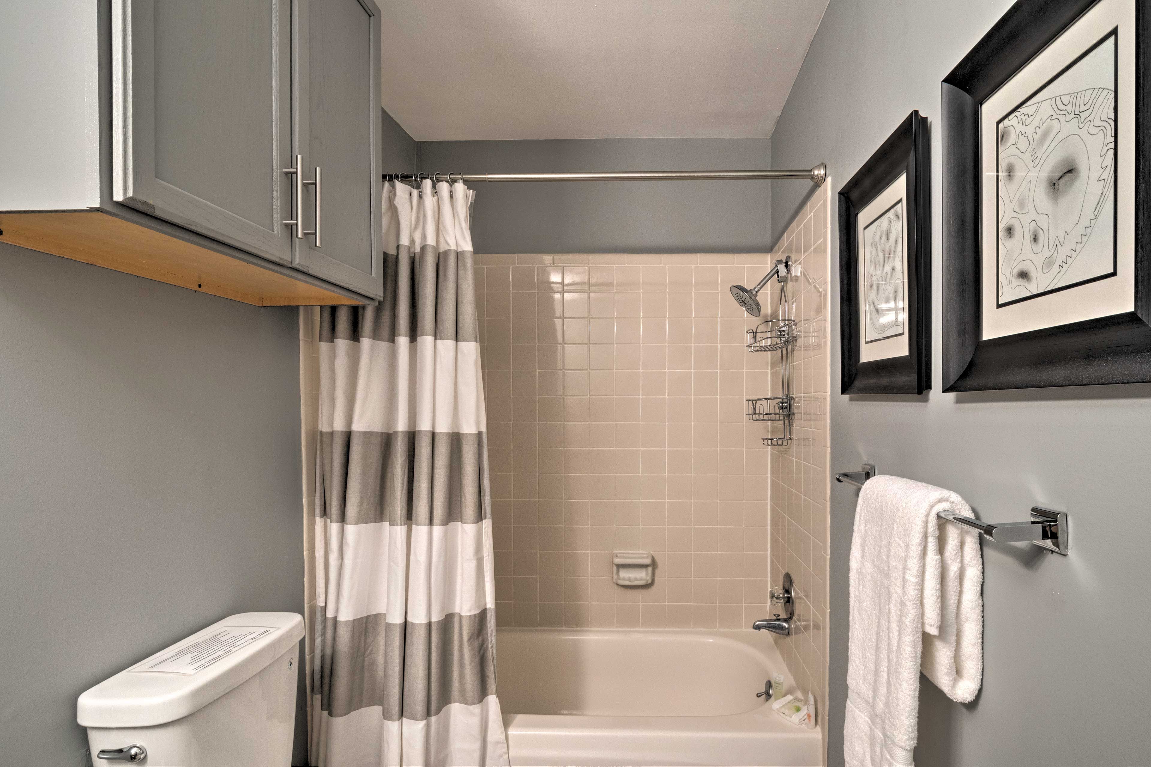 Full Bathroom | Towels Provided
