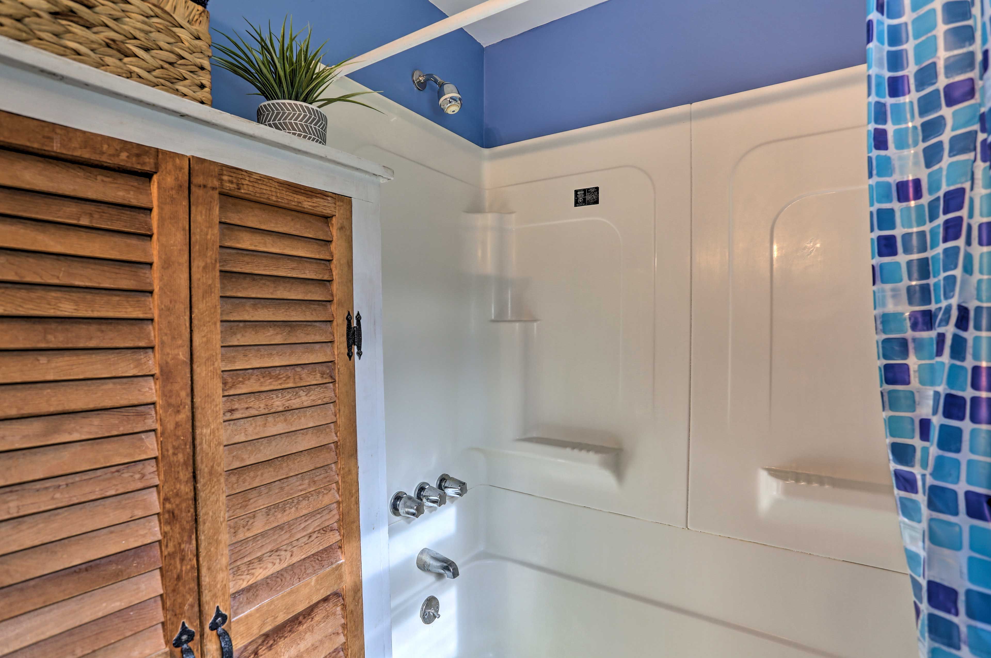 Feel refreshed with a quick shower before dinner is served!