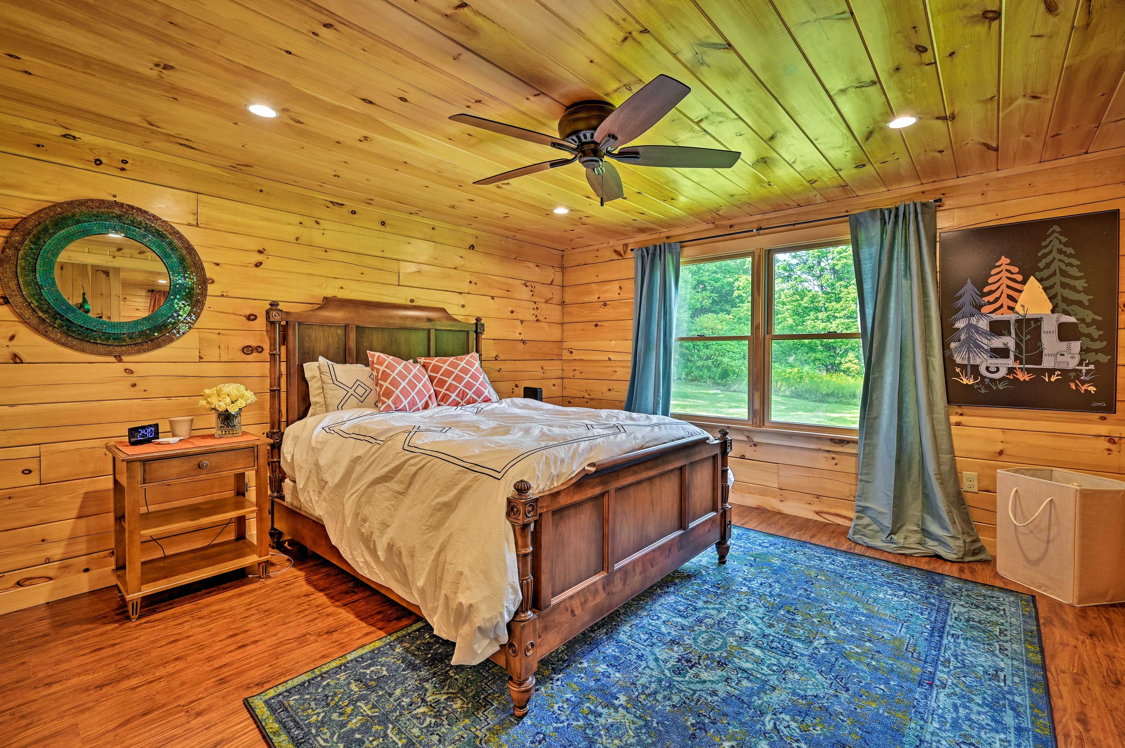 Bedroom 1 | Queen Bed | Laptop-Friendly Space