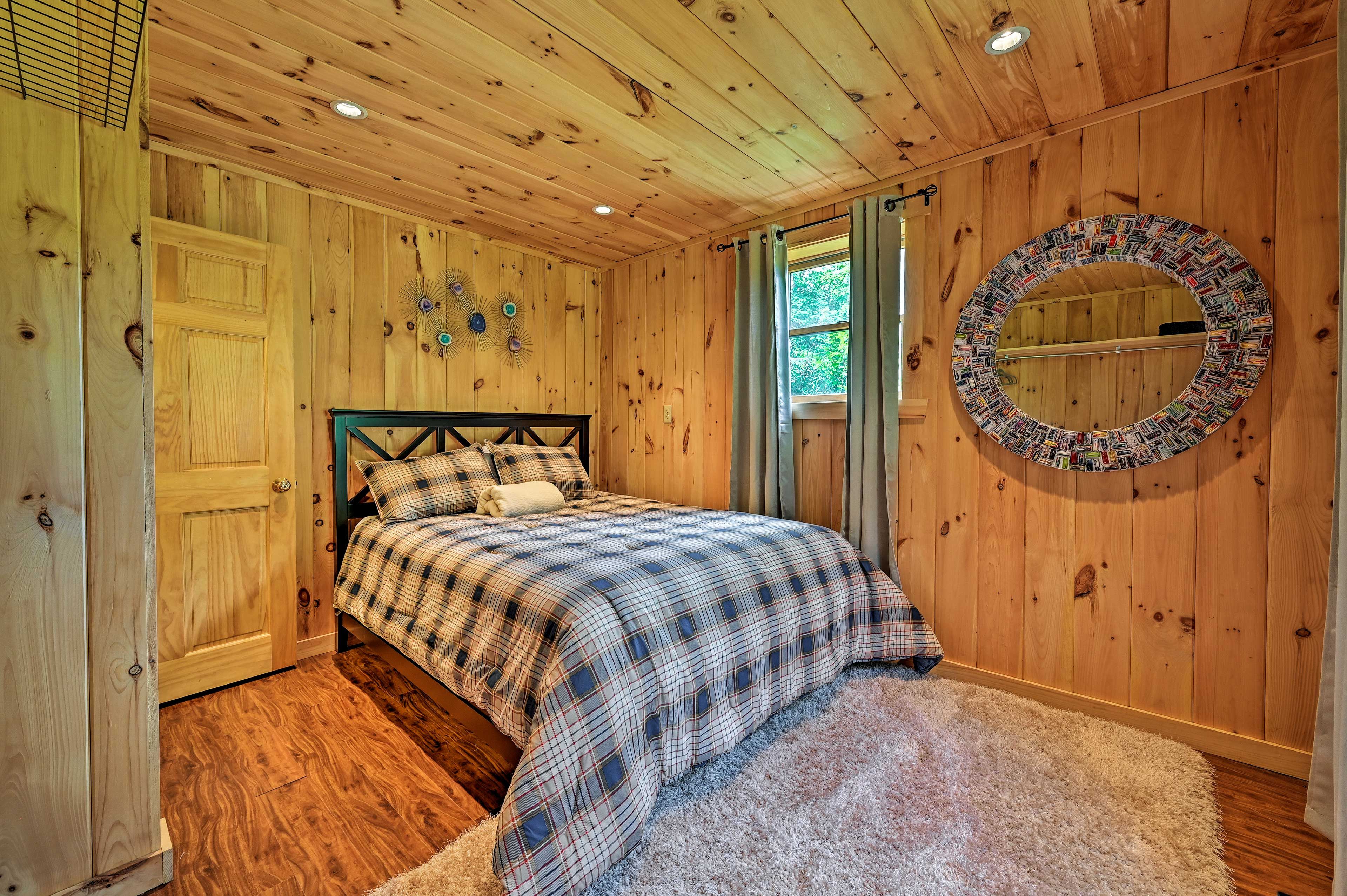 Bedroom 3 | Queen Bed