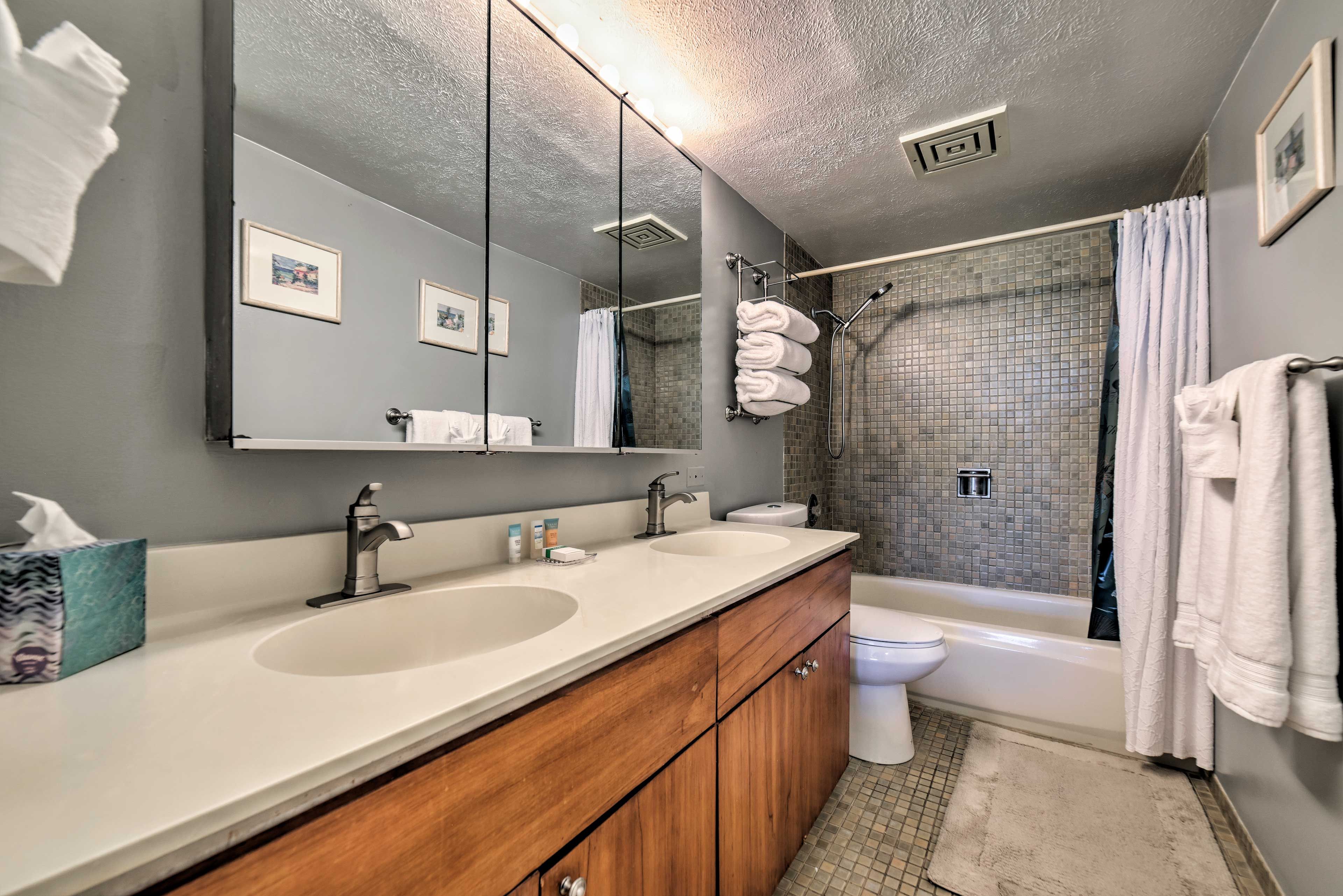 En-Suite Bathroom | Linens & Towels