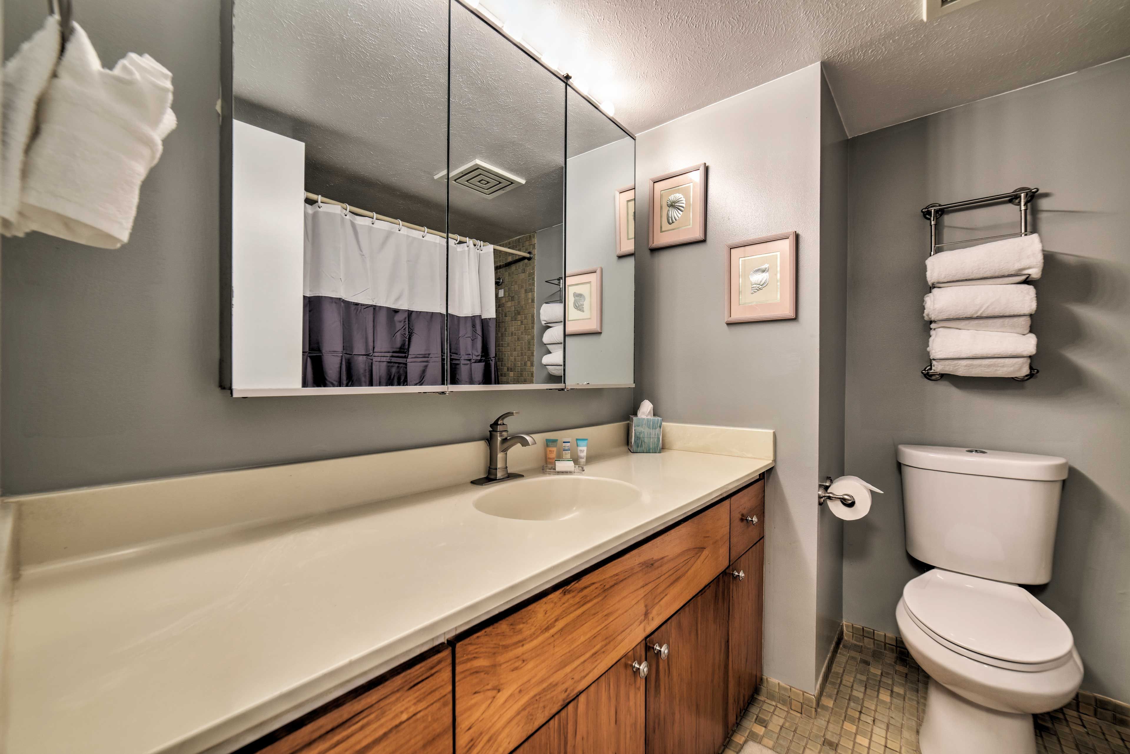 Full Bathroom | Complimentary Toiletries