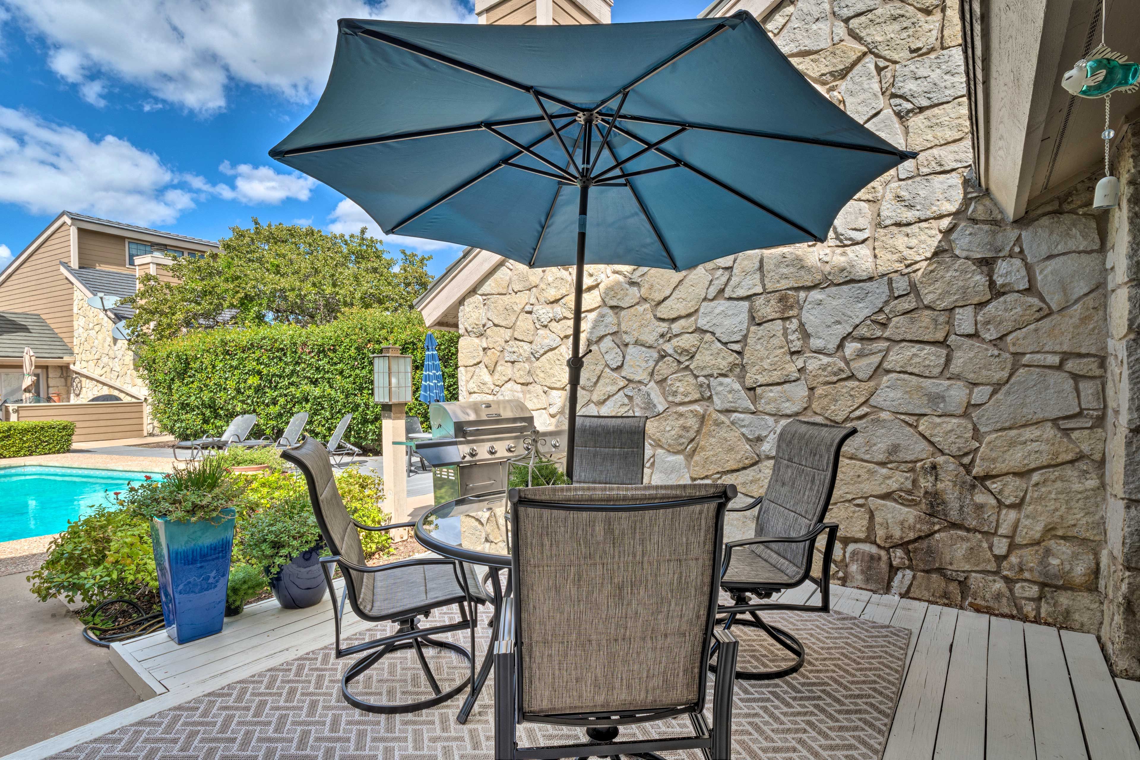 Dining Space & Gas Grill