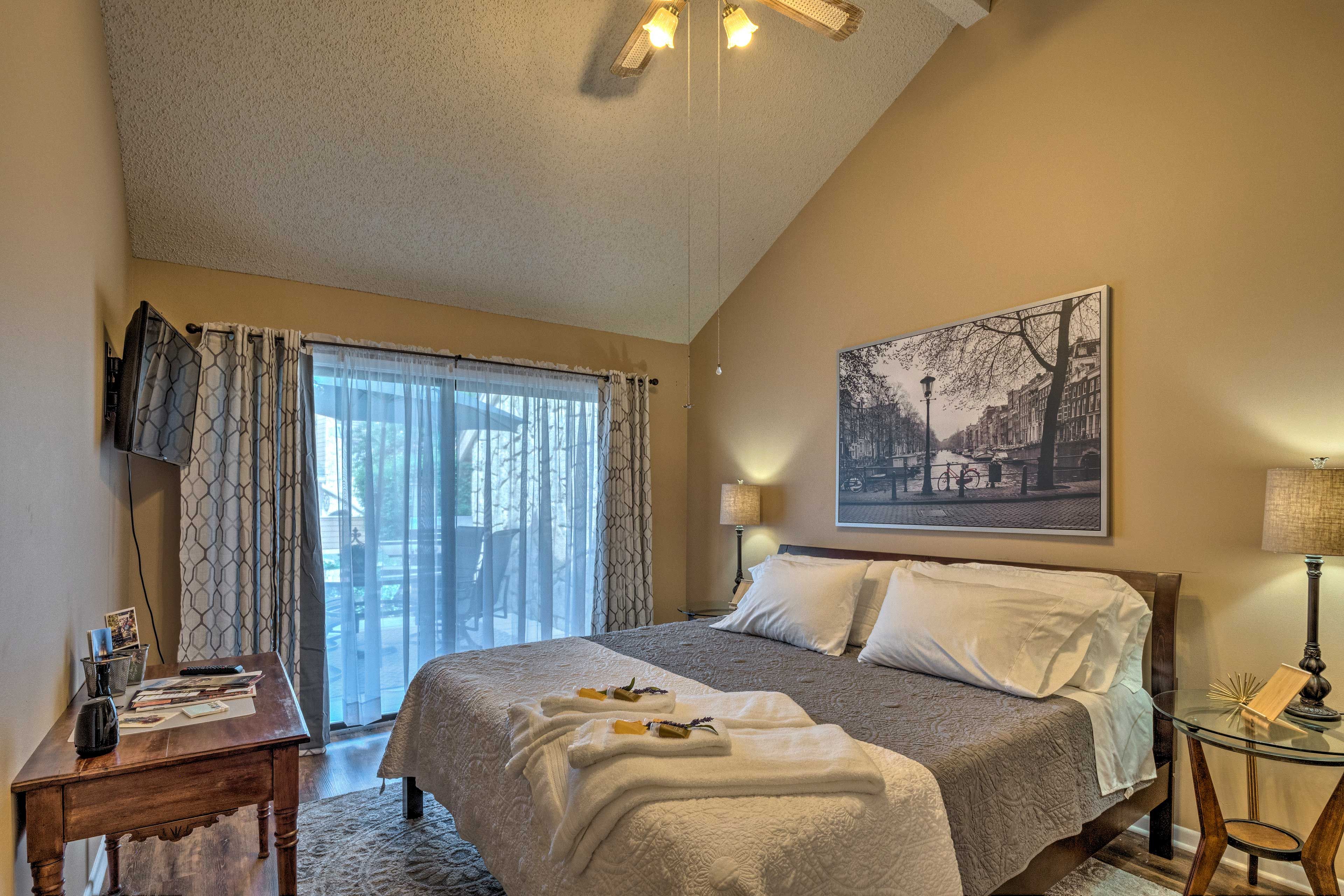 Bedroom 1 | King Bed | 1st Floor