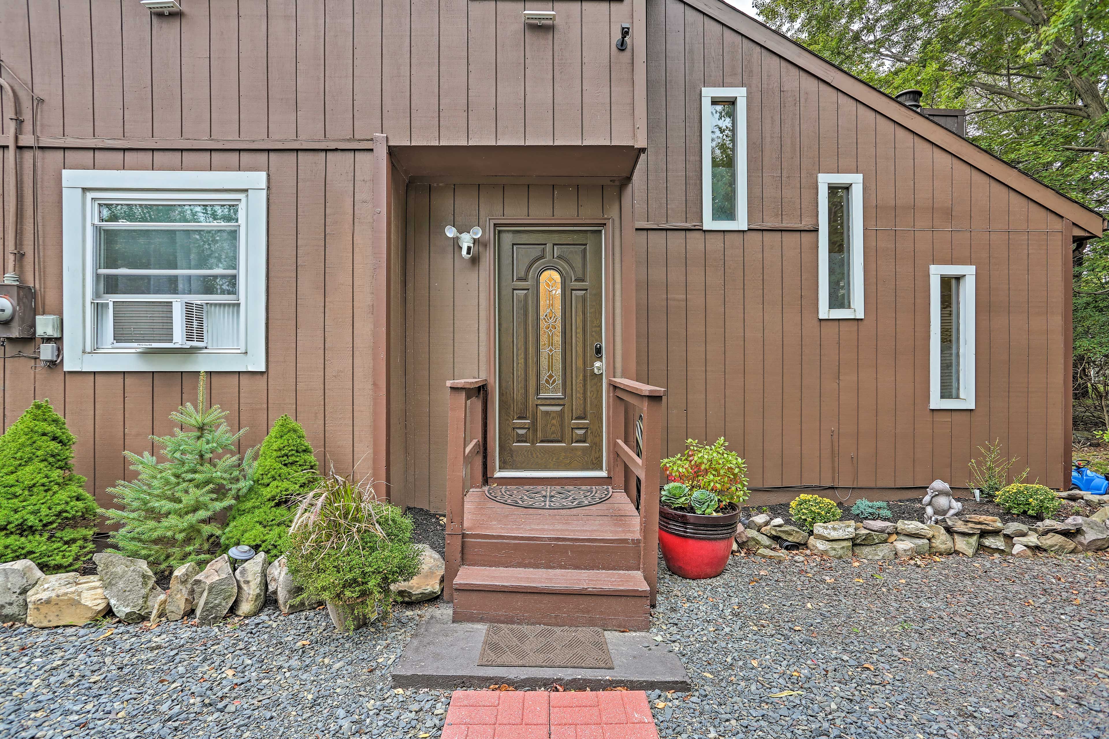 Entryway | Parking | Driveway (7 Vehicles) | Street Parking