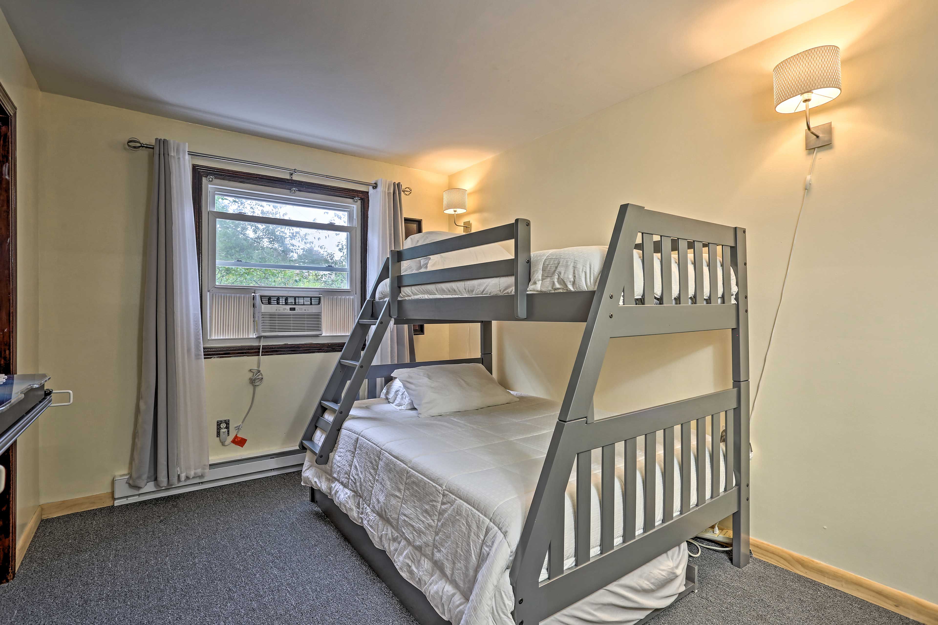 Bedroom 3 | Twin/Full Bunk Bed