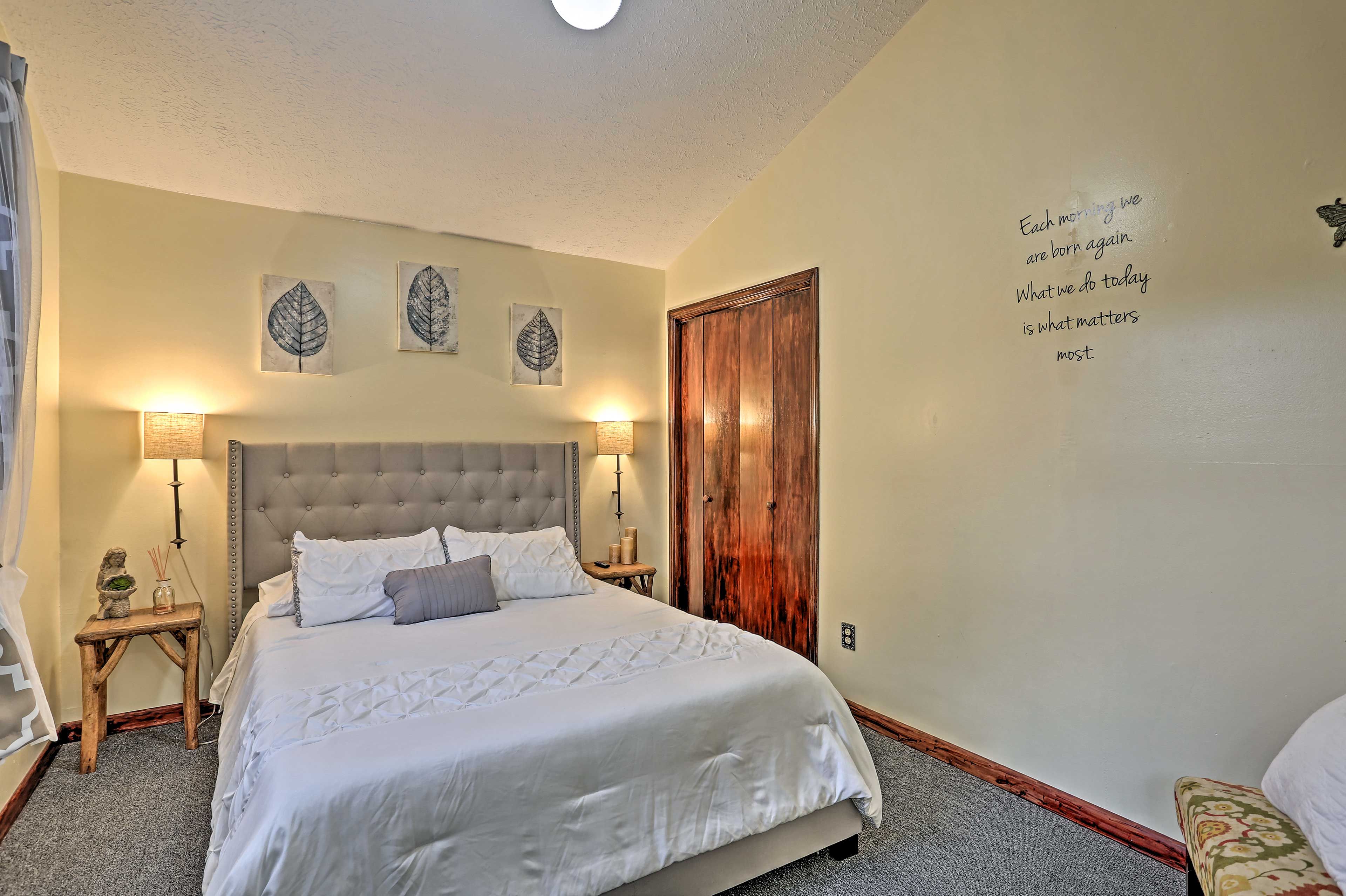 Bedroom 1 | Queen Bed