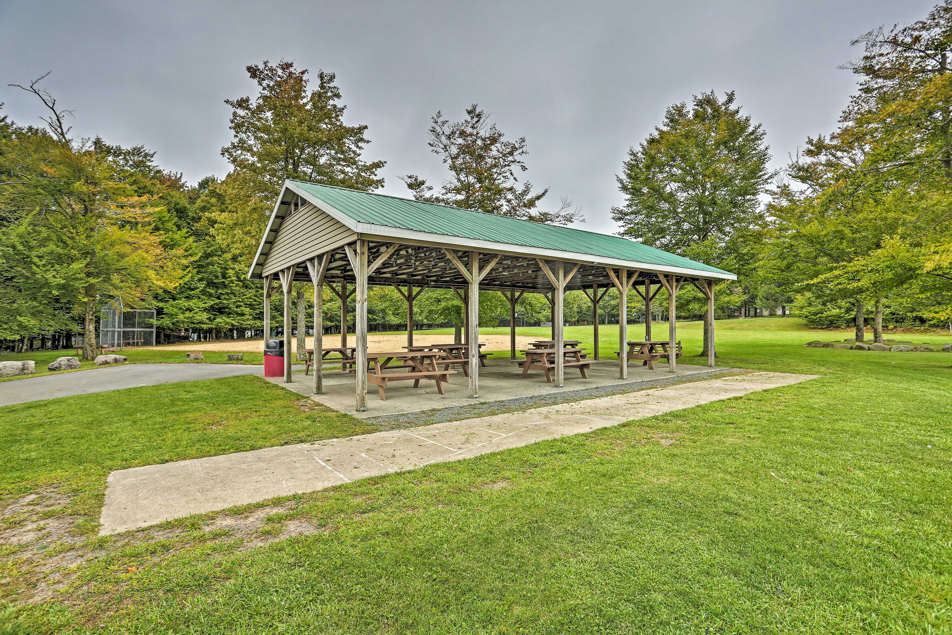 Community Amenities | Picnic Tables